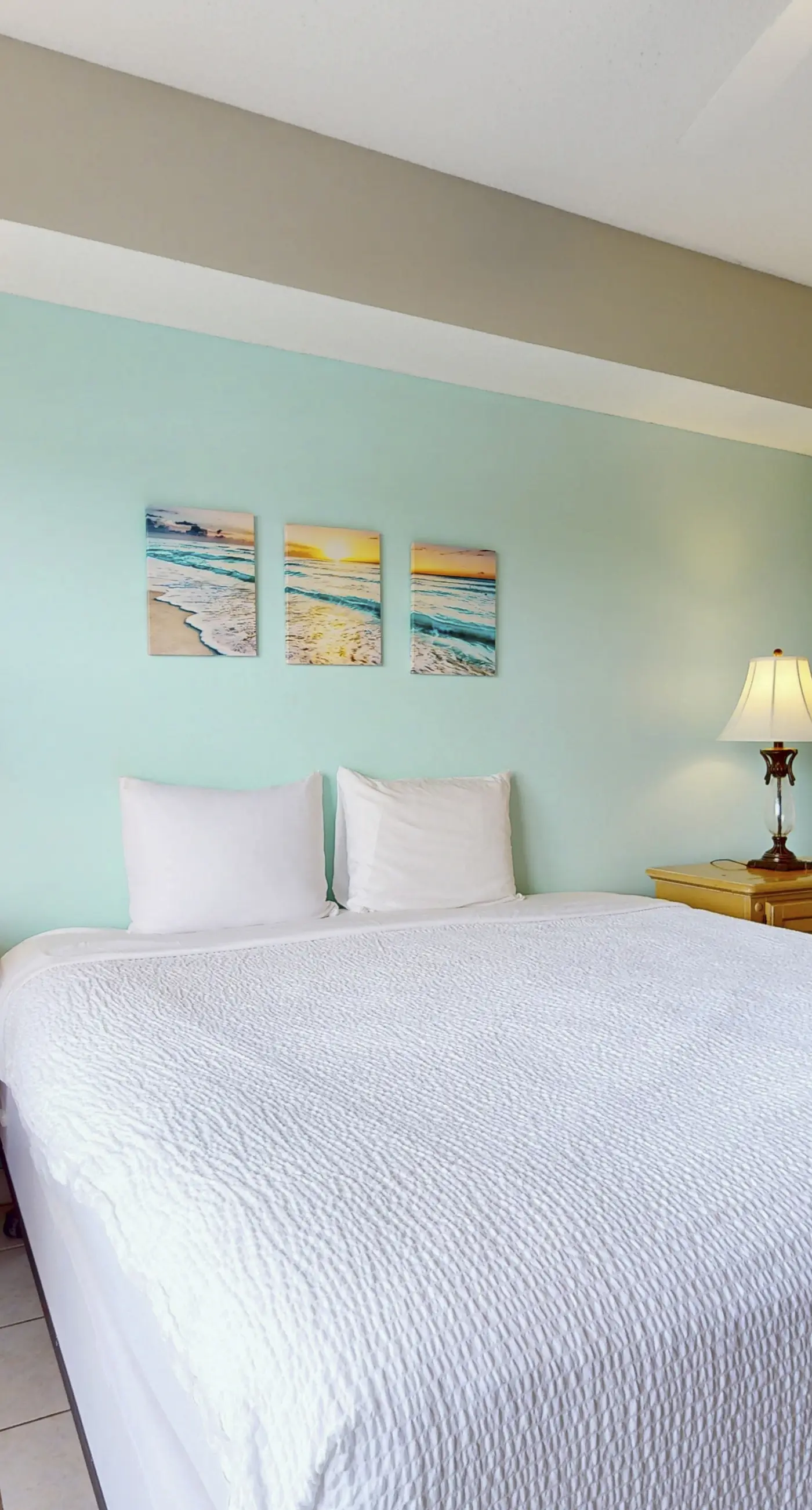 Modern, spacious unit, steps to the gulf, Close to entertainment