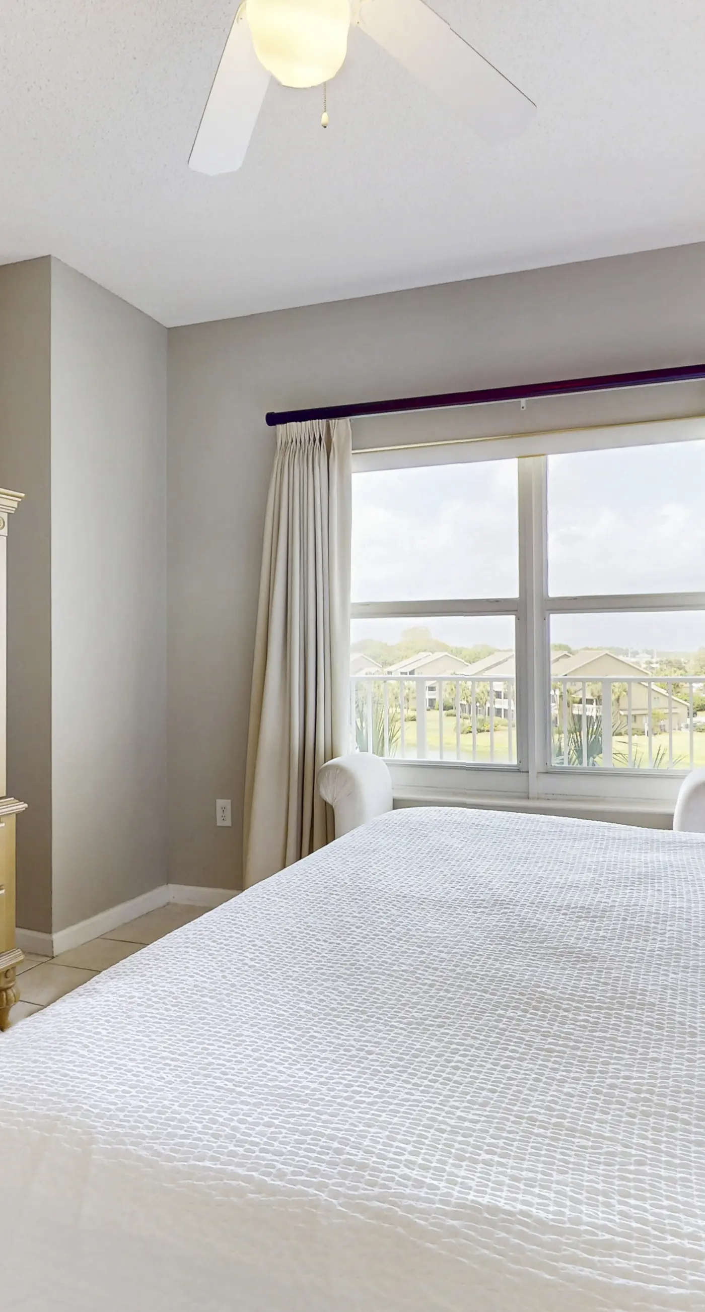 Modern, spacious unit, steps to the gulf, Close to entertainment