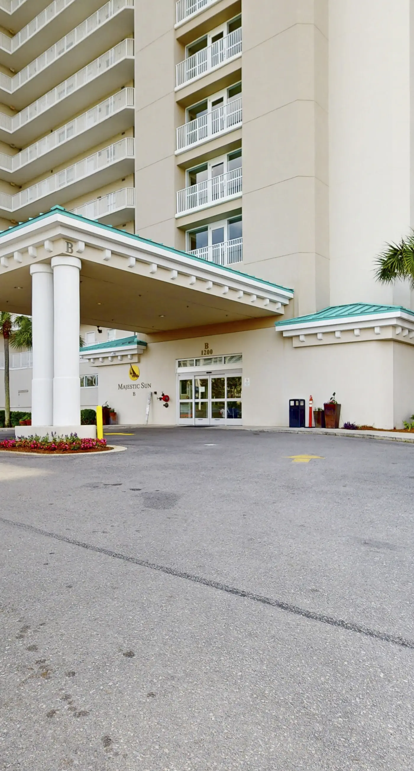 Modern, spacious unit, steps to the gulf, Close to entertainment