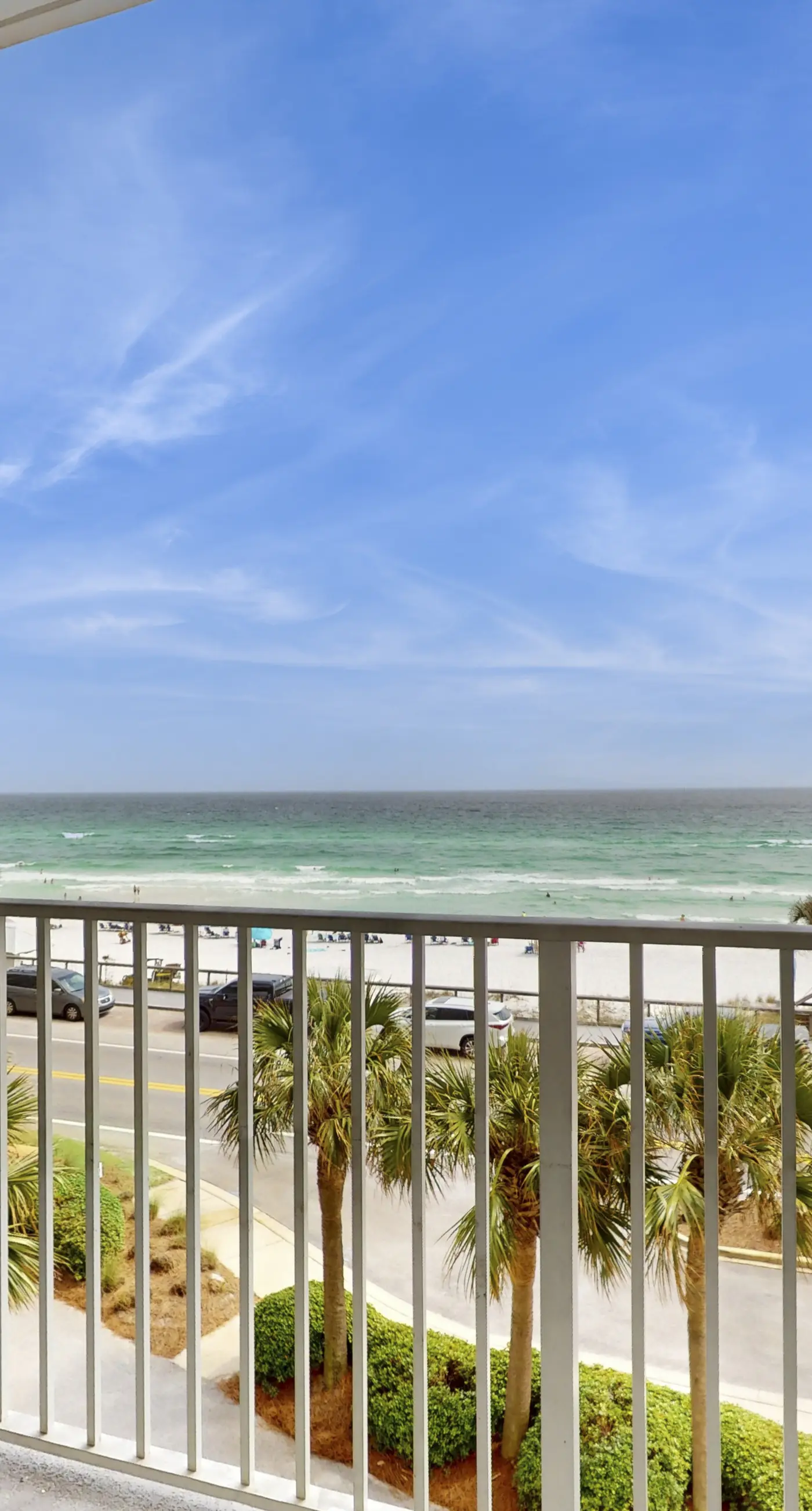 Modern, spacious unit, steps to the gulf, Close to entertainment