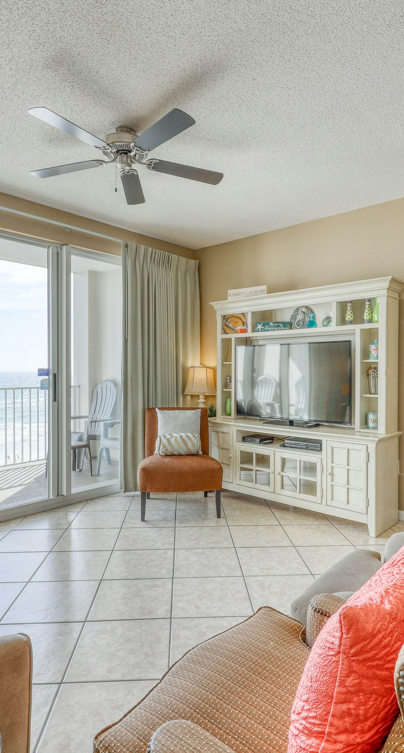 Open, airy condo, Indoor/outdoor pool & hot tub, Close to dining