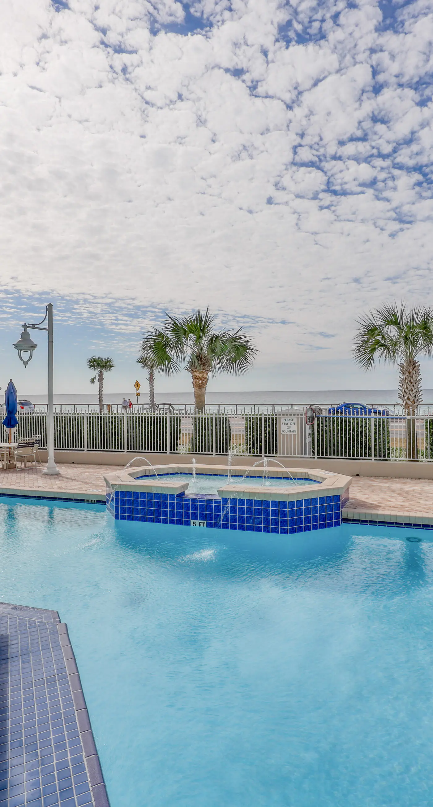 Open, airy condo, Indoor/outdoor pool & hot tub, Close to dining