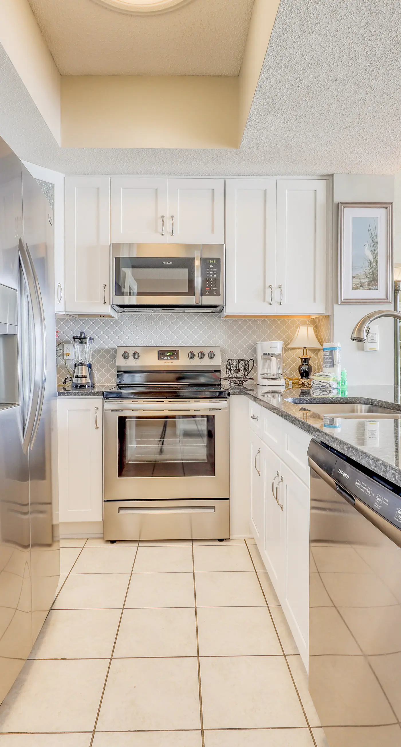 Open, airy condo, Indoor/outdoor pool & hot tub, Close to dining