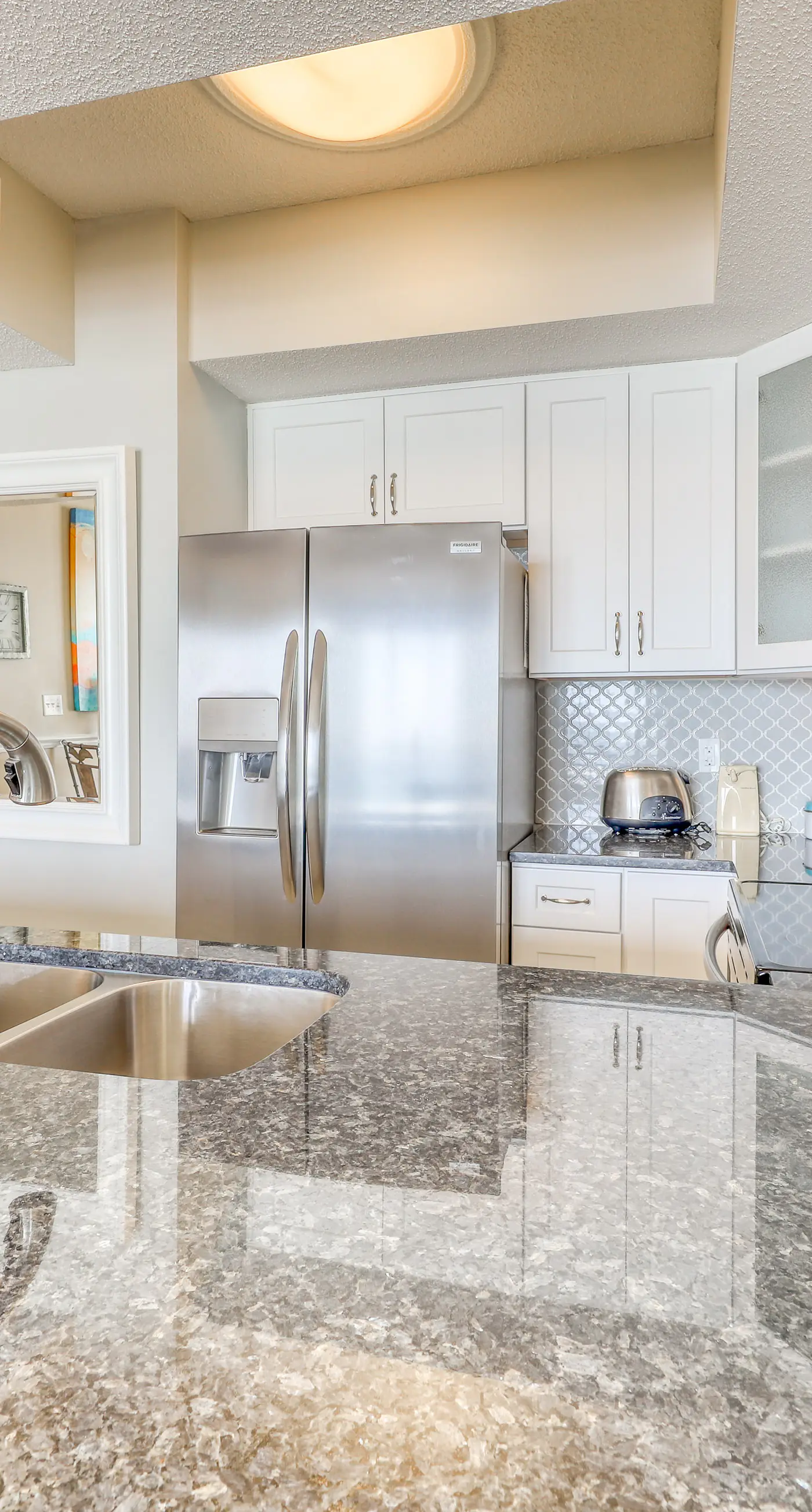 Open, airy condo, Indoor/outdoor pool & hot tub, Close to dining