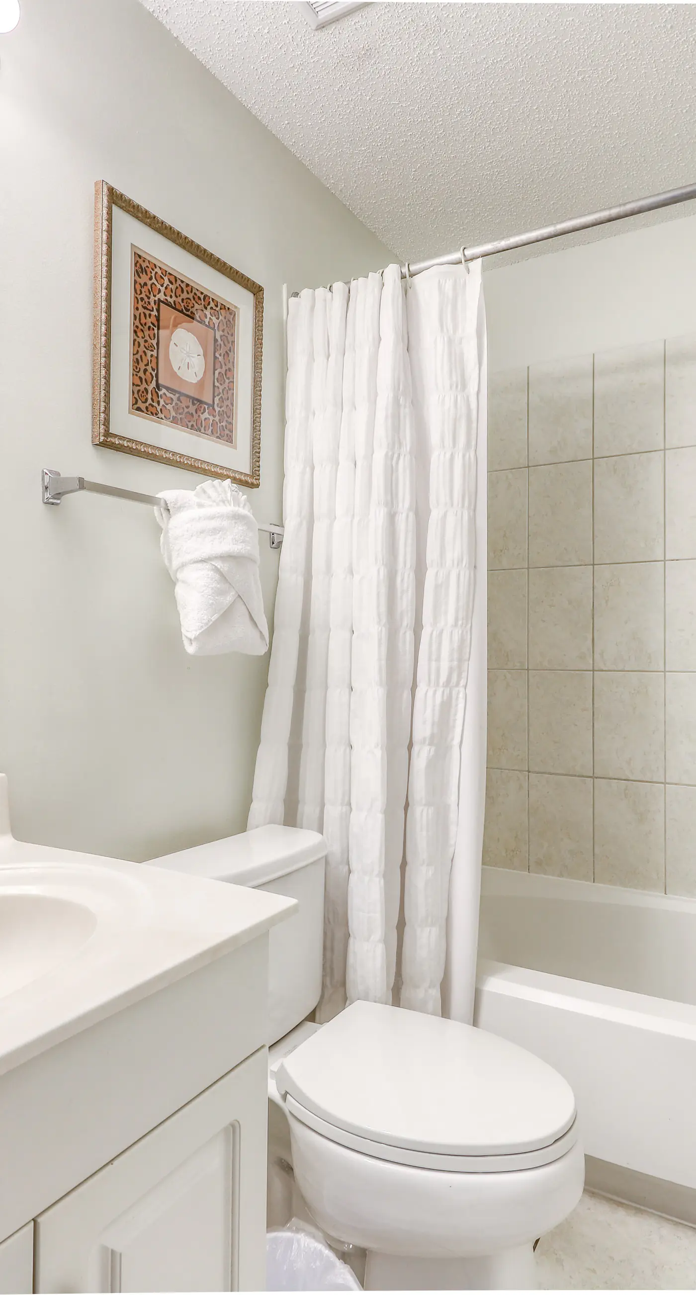 Open, airy condo, Indoor/outdoor pool & hot tub, Close to dining