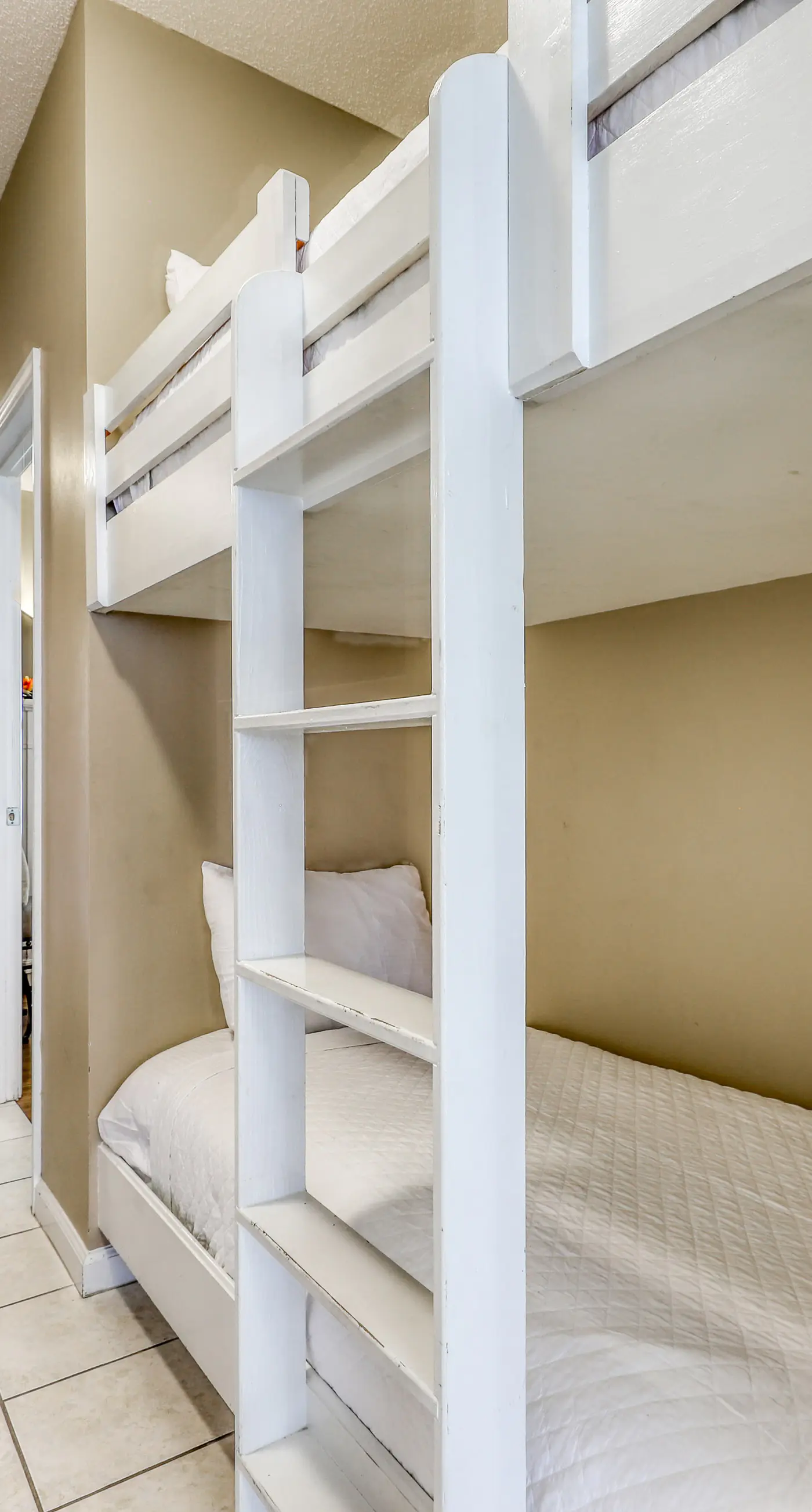 Open, airy condo, Indoor/outdoor pool & hot tub, Close to dining