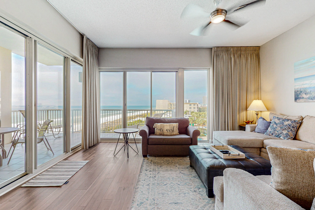 Newly-renovated top-floor condo with a beach & Gulf view, lagoon pool, & hot tub