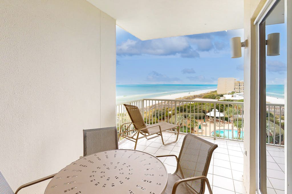 Newly-renovated top-floor condo with a beach & Gulf view, lagoon pool, & hot tub