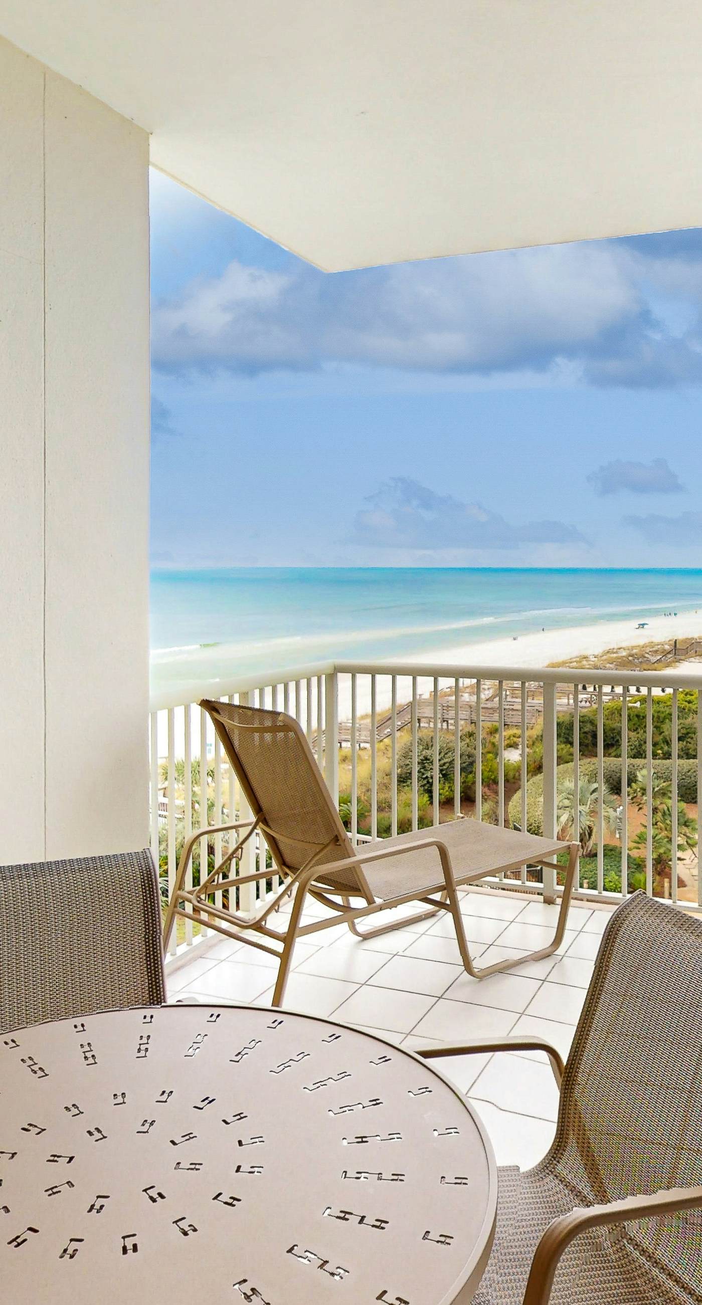 Newly-renovated top-floor condo with a beach & Gulf view, lagoon pool, & hot tub