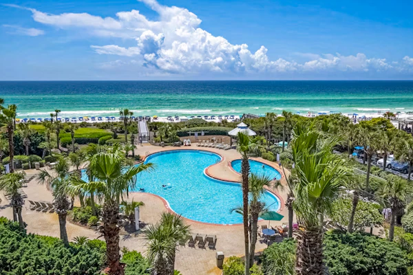 Newly-renovated top-floor condo with a beach & Gulf view, lagoon pool, & hot tub