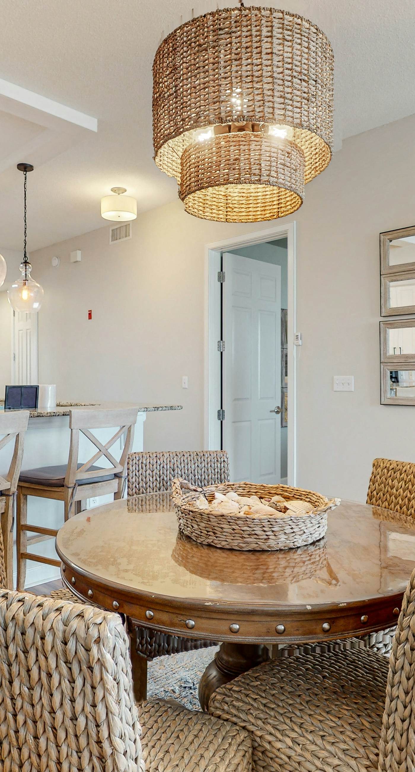 Newly-renovated top-floor condo with a beach & Gulf view, lagoon pool, & hot tub