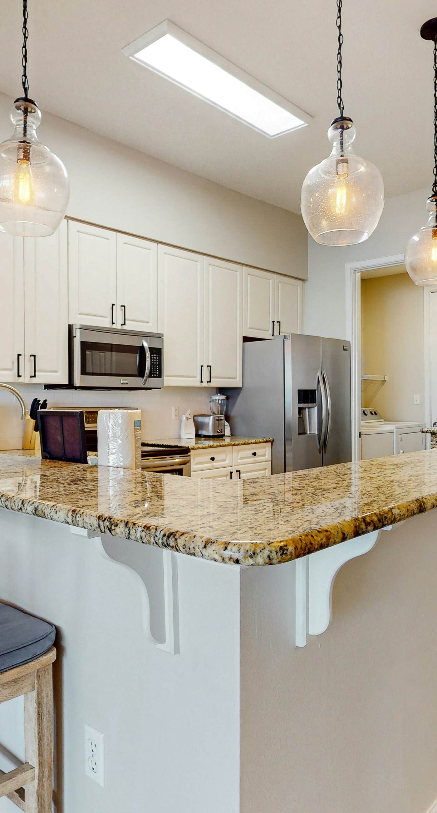 Newly-renovated top-floor condo with a beach & Gulf view, lagoon pool, & hot tub