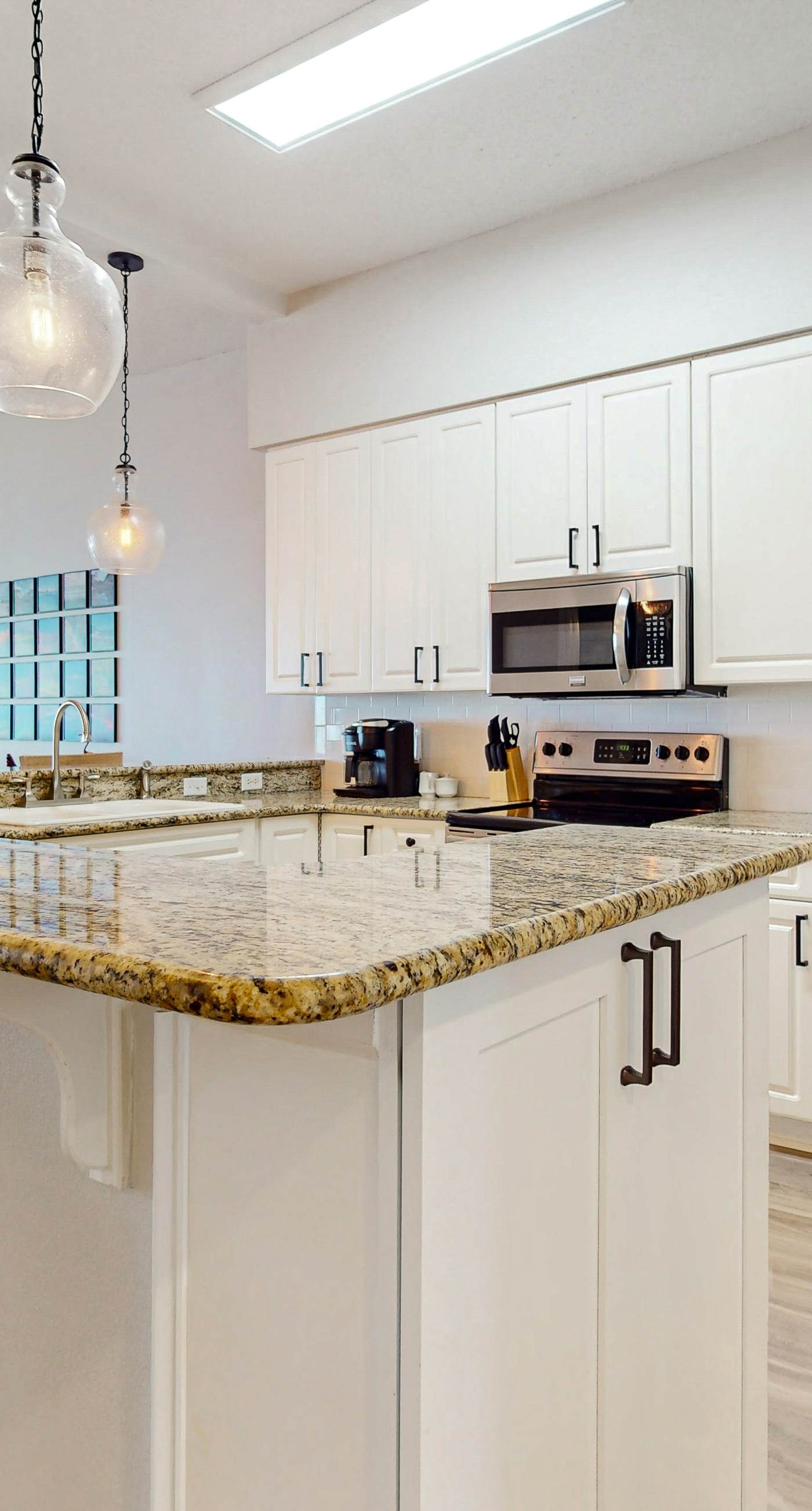 Newly-renovated top-floor condo with a beach & Gulf view, lagoon pool, & hot tub