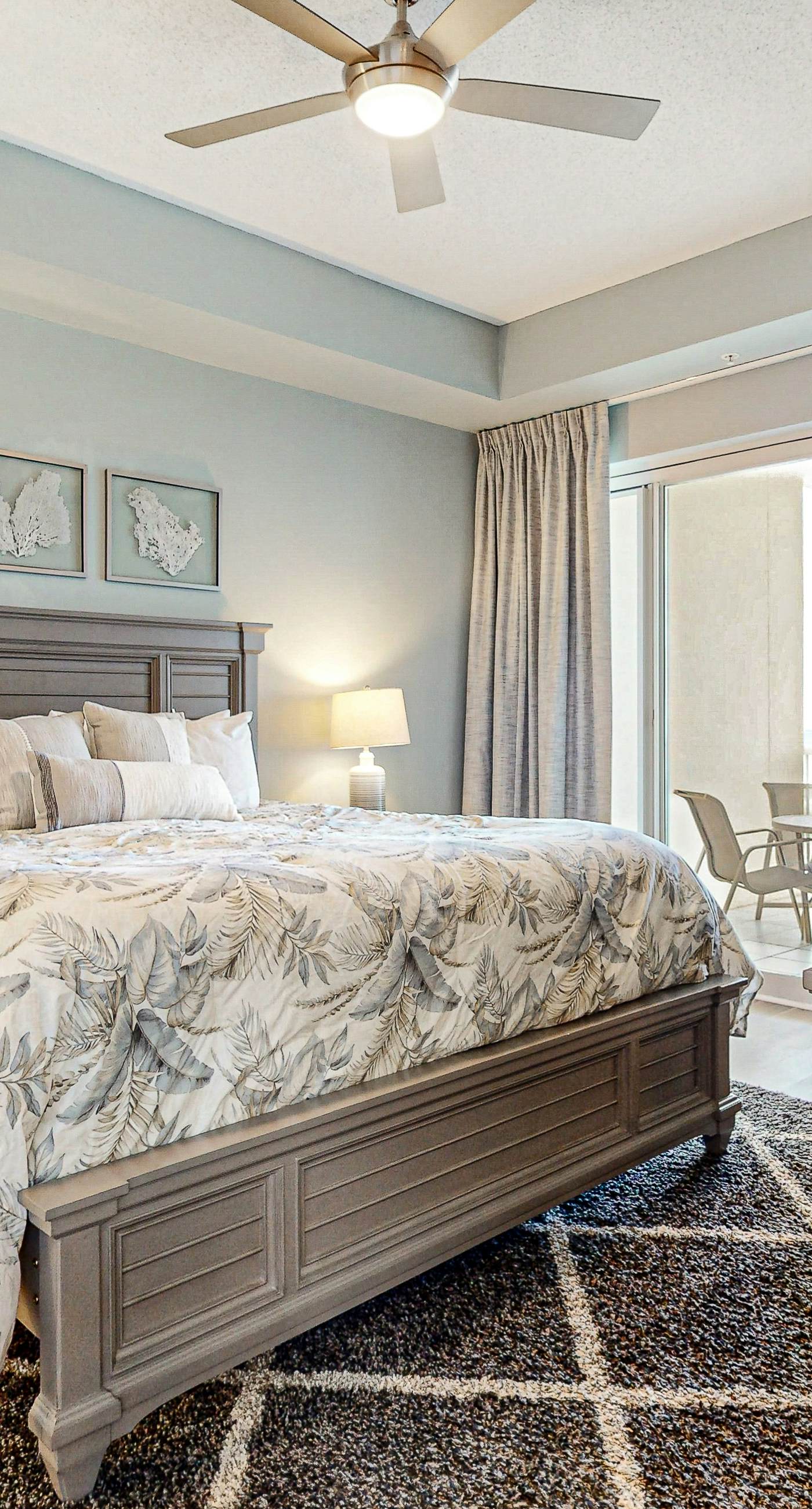 Newly-renovated top-floor condo with a beach & Gulf view, lagoon pool, & hot tub