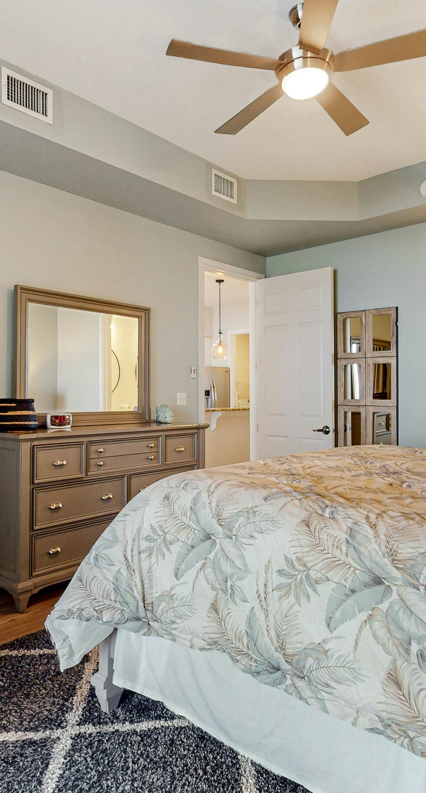 Newly-renovated top-floor condo with a beach & Gulf view, lagoon pool, & hot tub