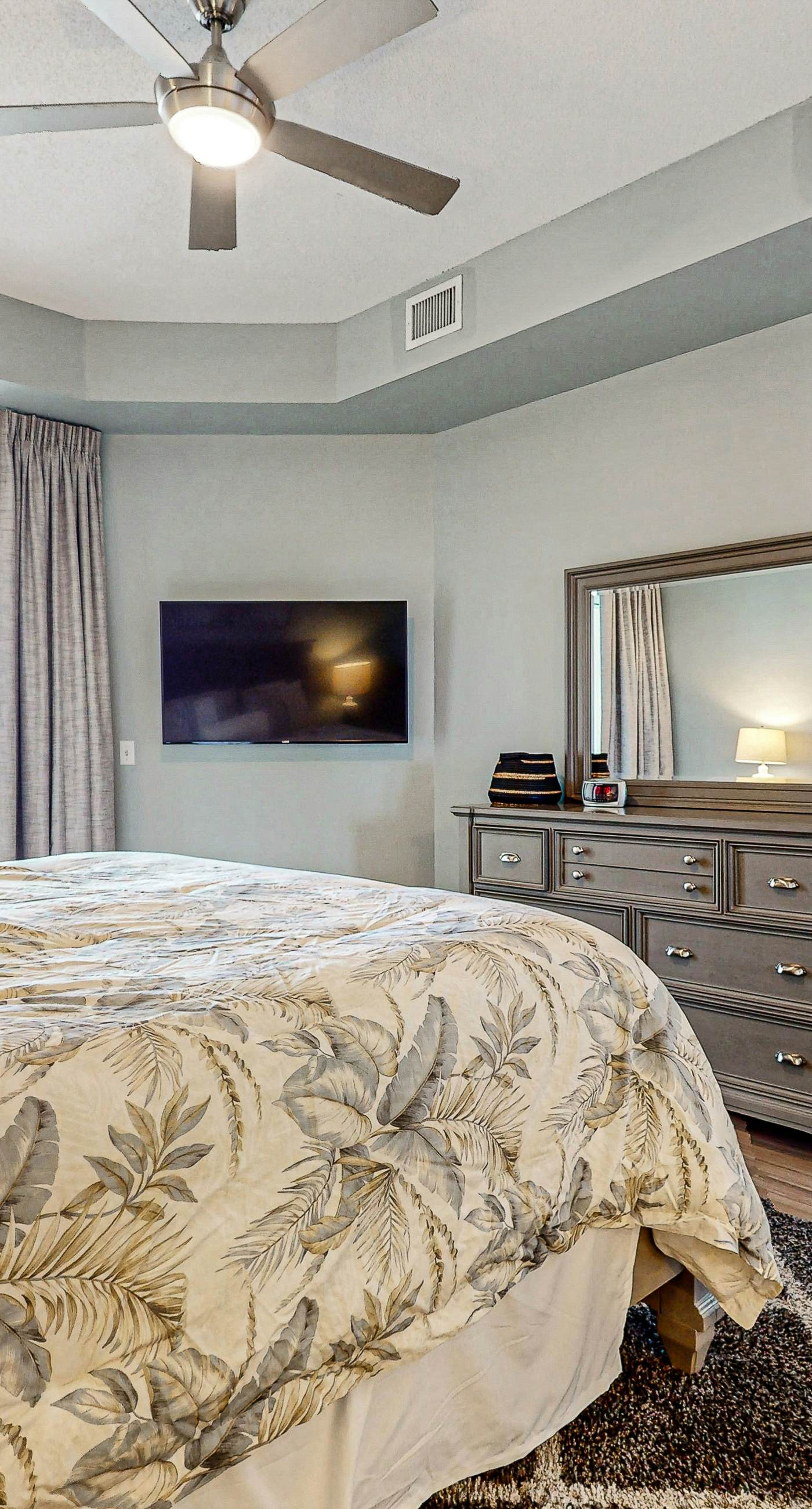 Newly-renovated top-floor condo with a beach & Gulf view, lagoon pool, & hot tub