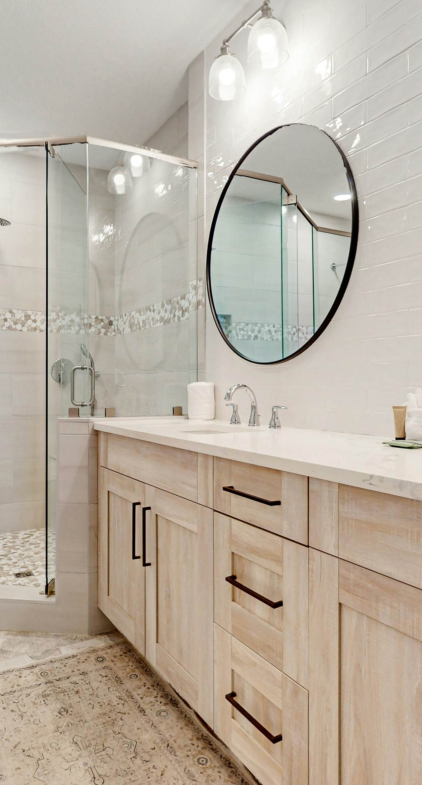 Newly-renovated top-floor condo with a beach & Gulf view, lagoon pool, & hot tub