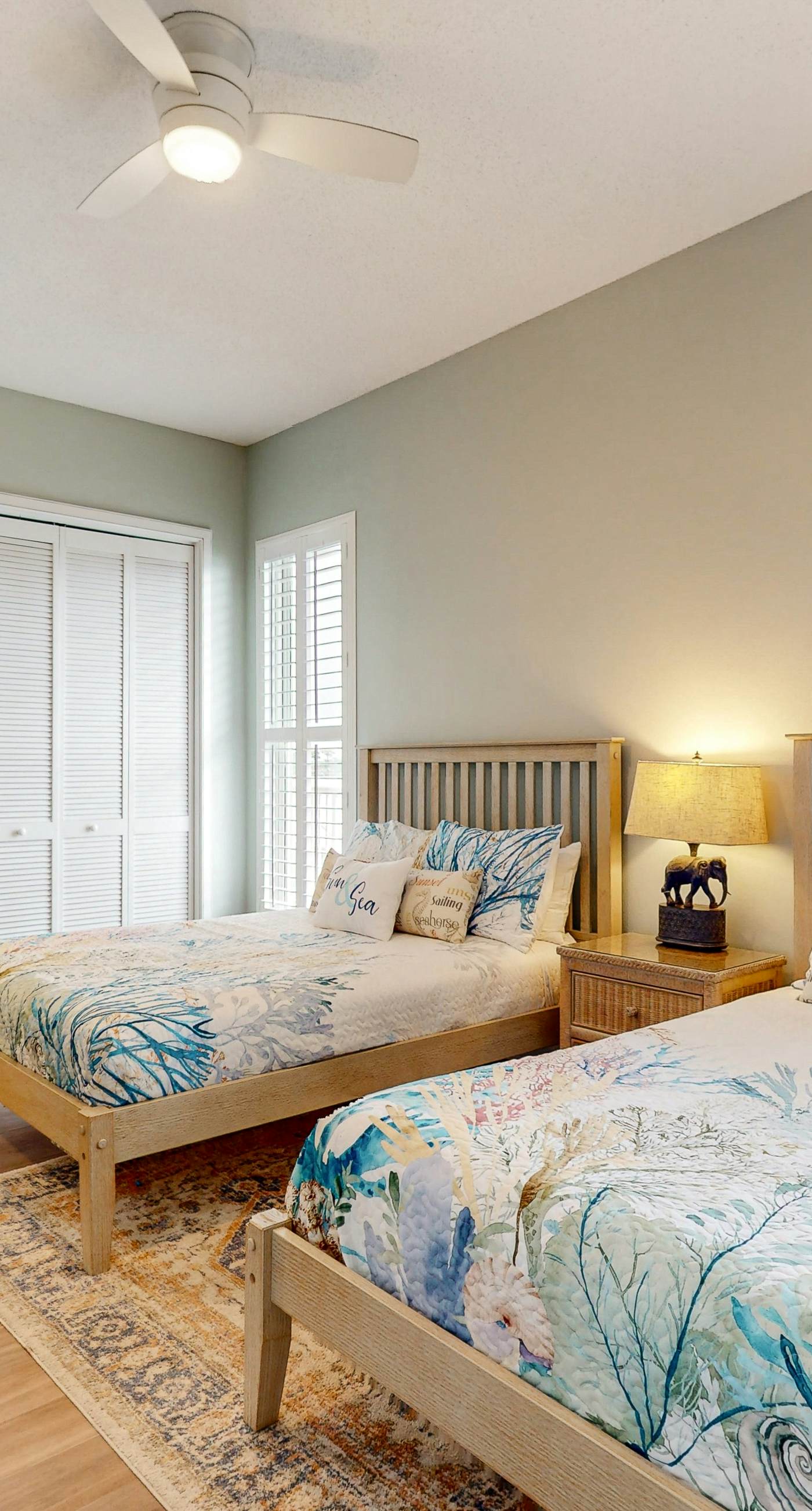 Newly-renovated top-floor condo with a beach & Gulf view, lagoon pool, & hot tub