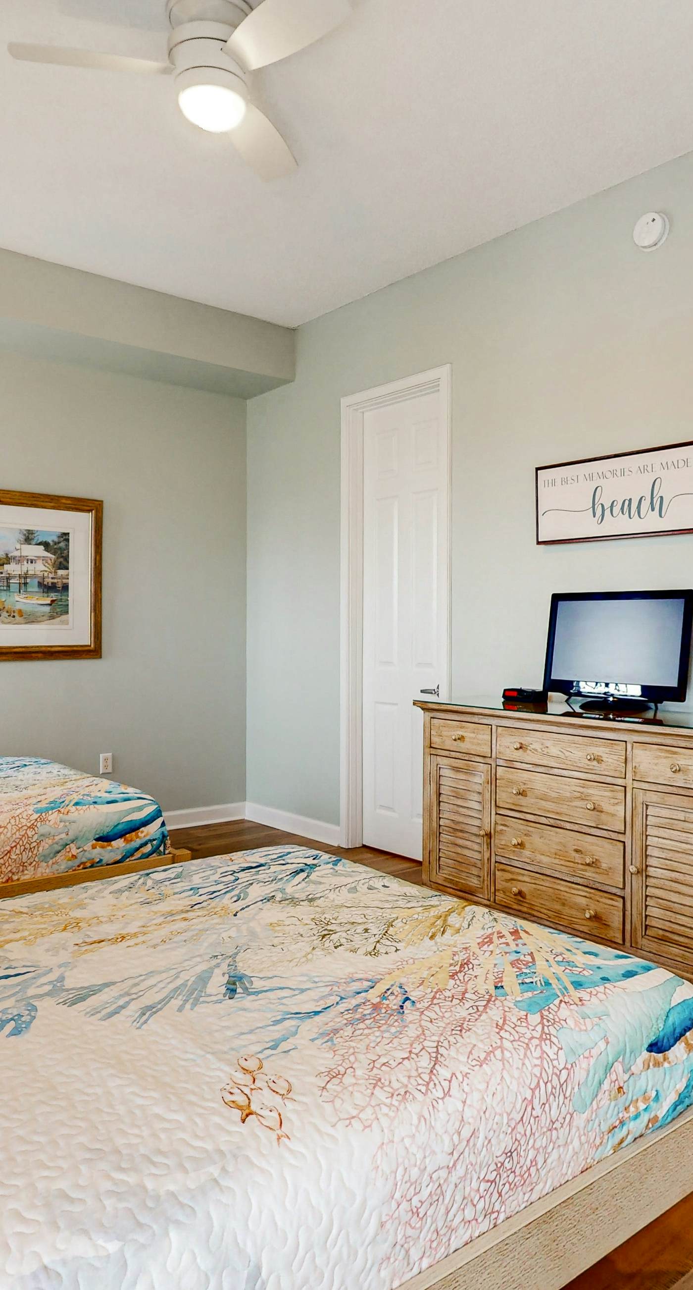 Newly-renovated top-floor condo with a beach & Gulf view, lagoon pool, & hot tub