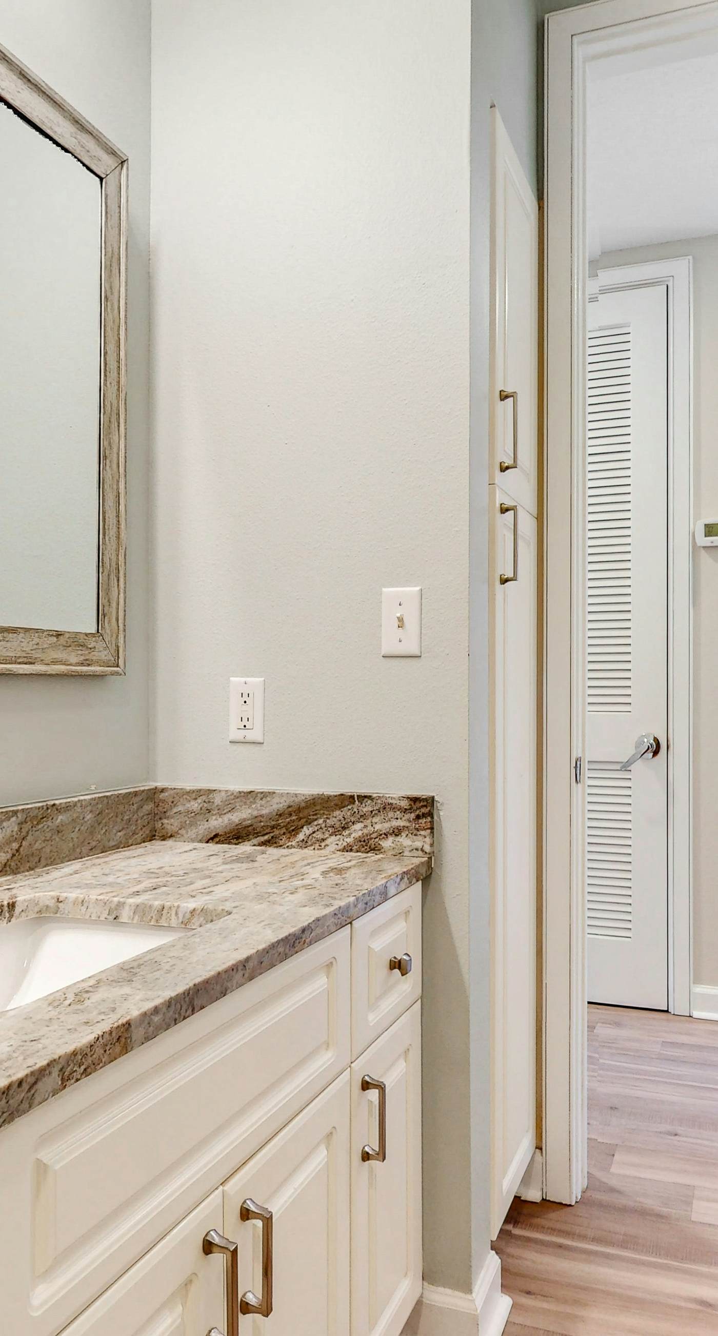 Newly-renovated top-floor condo with a beach & Gulf view, lagoon pool, & hot tub