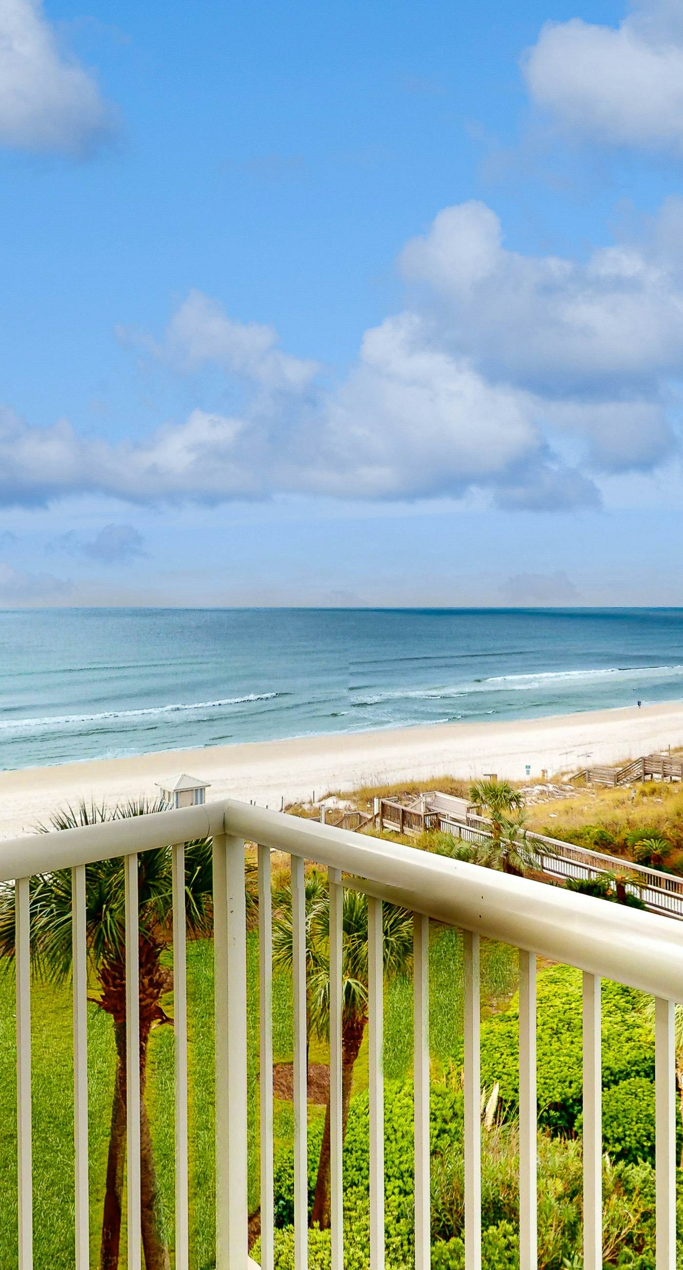 Newly-renovated top-floor condo with a beach & Gulf view, lagoon pool, & hot tub