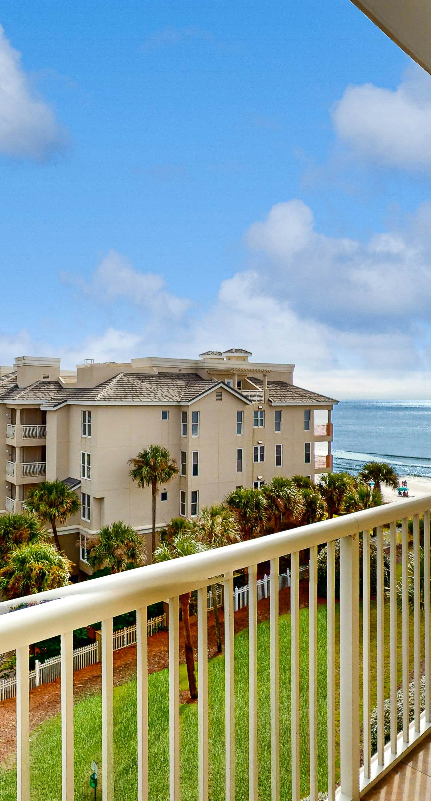 Newly-renovated top-floor condo with a beach & Gulf view, lagoon pool, & hot tub