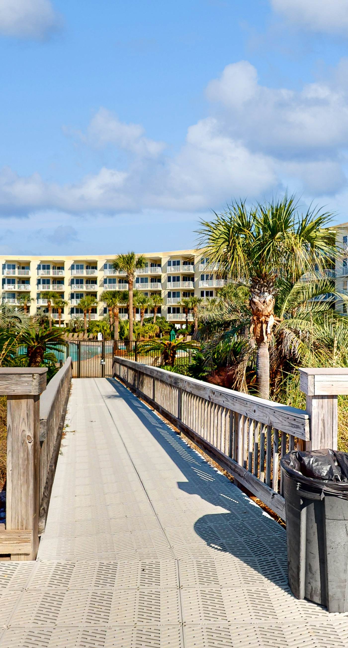 Newly-renovated top-floor condo with a beach & Gulf view, lagoon pool, & hot tub
