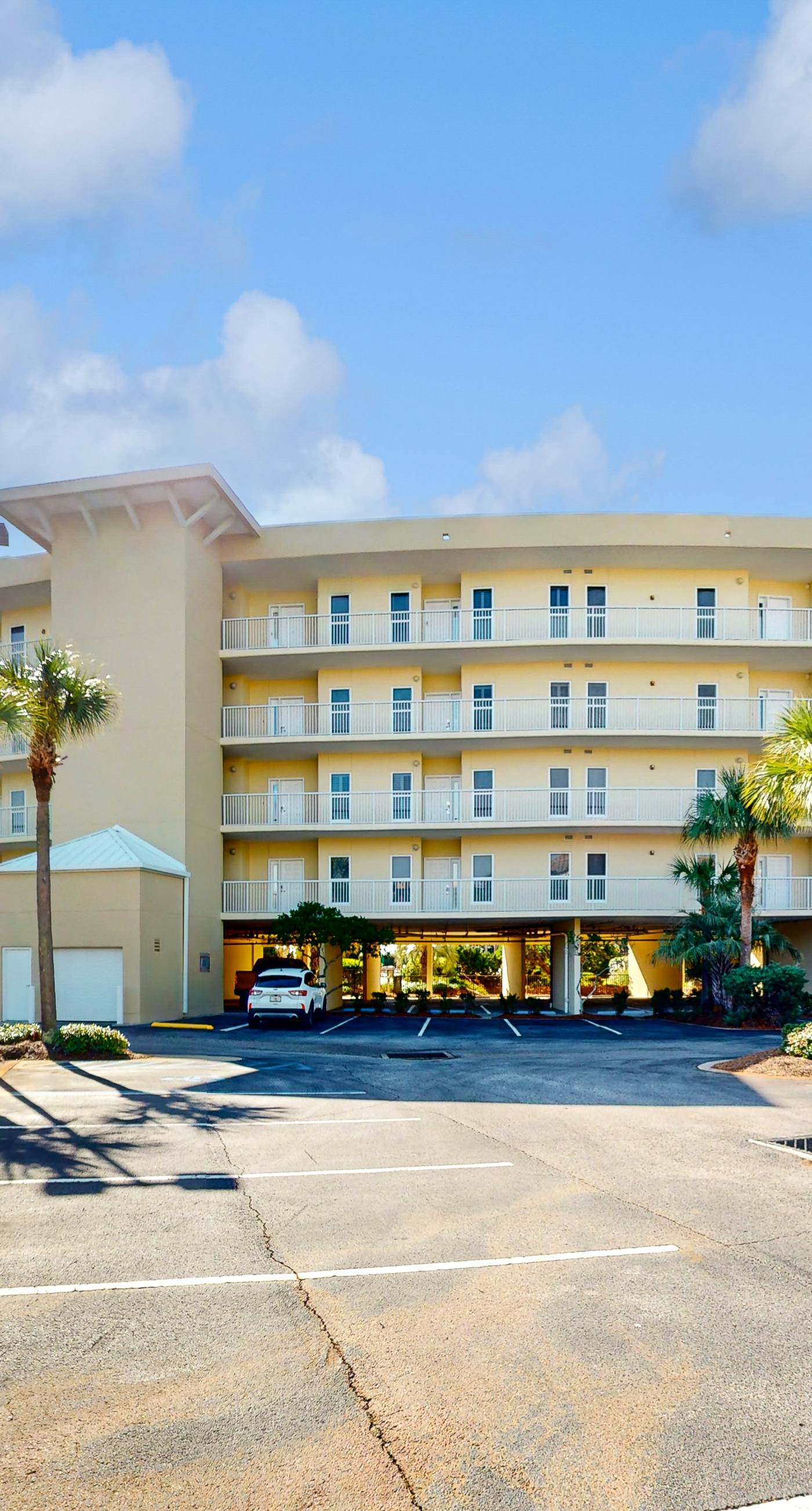 Newly-renovated top-floor condo with a beach & Gulf view, lagoon pool, & hot tub