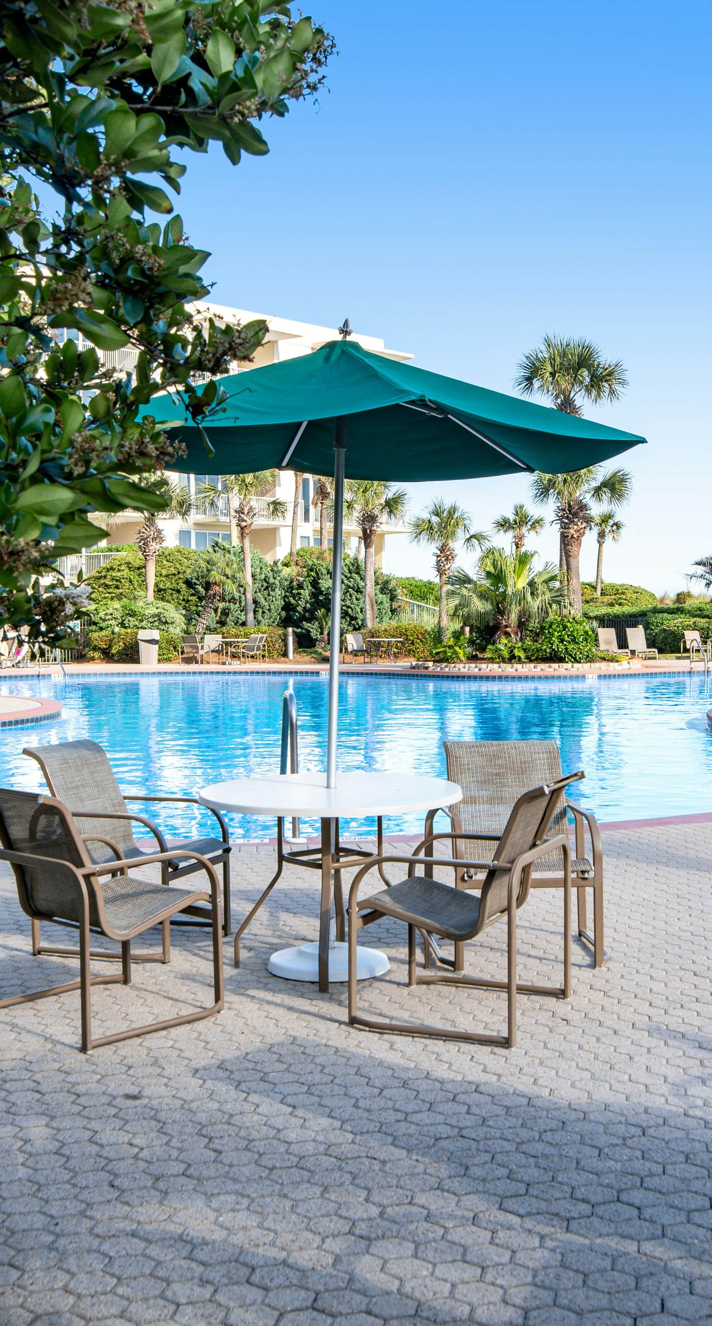 Newly-renovated top-floor condo with a beach & Gulf view, lagoon pool, & hot tub