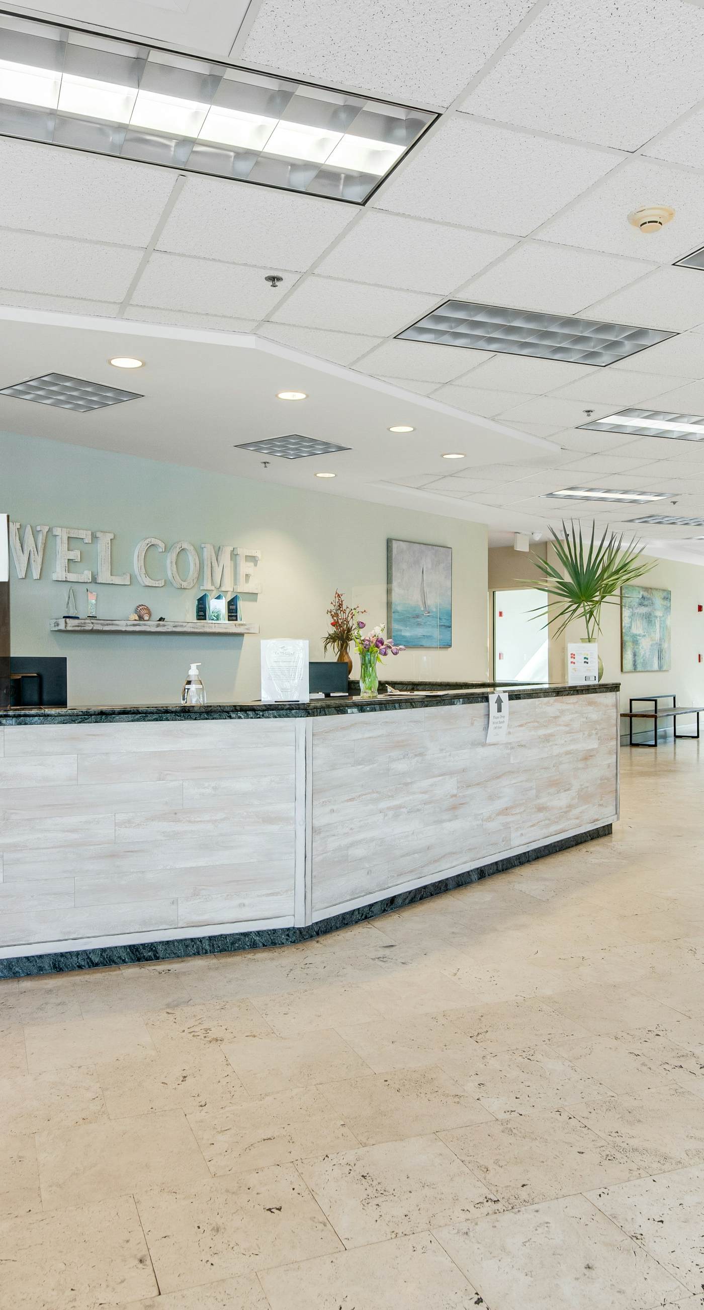 Newly-renovated top-floor condo with a beach & Gulf view, lagoon pool, & hot tub