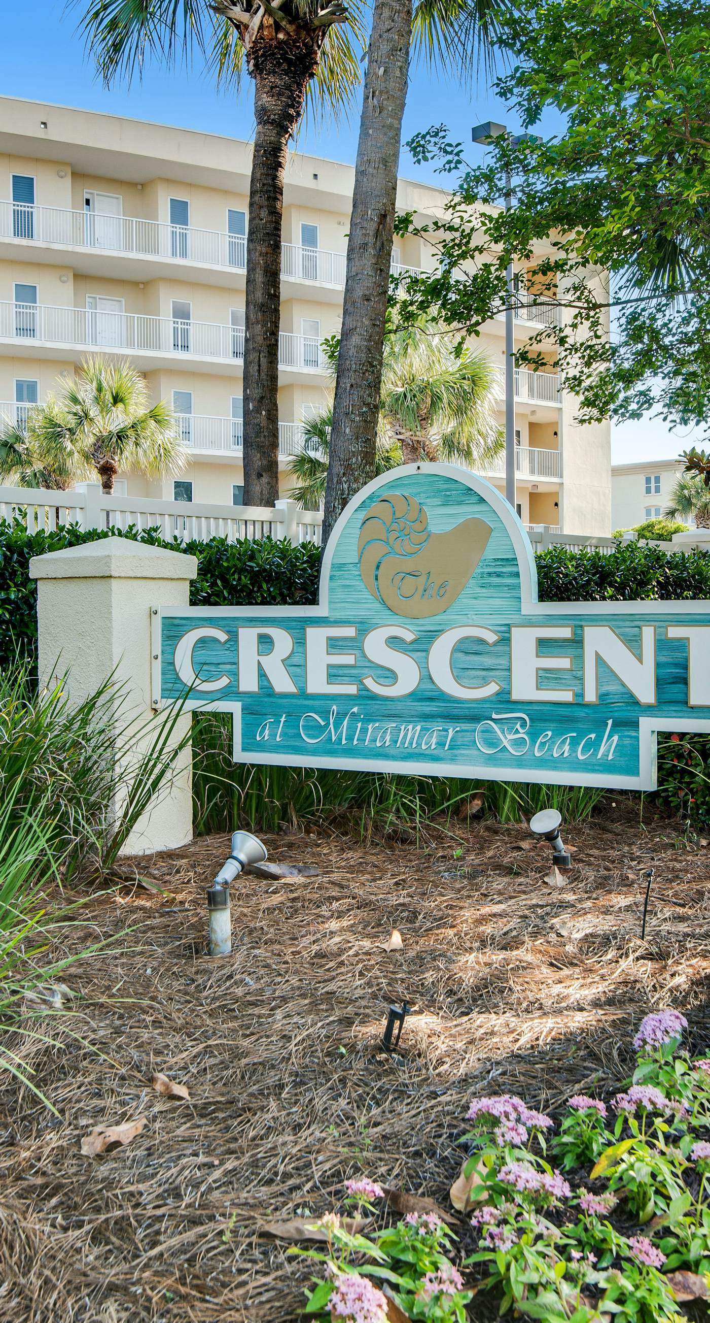 Newly-renovated top-floor condo with a beach & Gulf view, lagoon pool, & hot tub