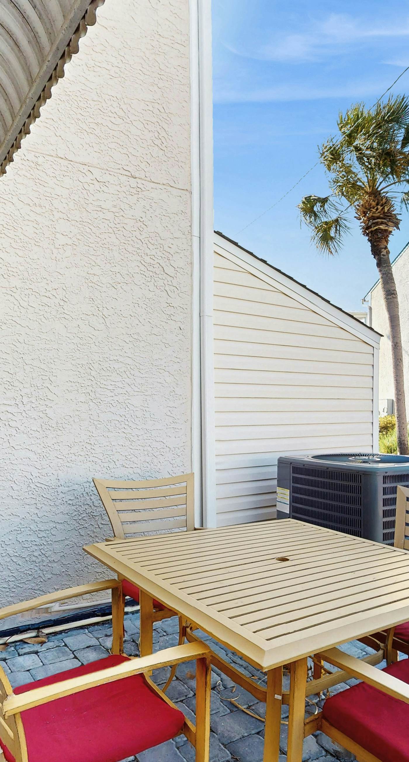 Comfy townhome with pool, patio, WiFi, & W/D - walkable location to the beach