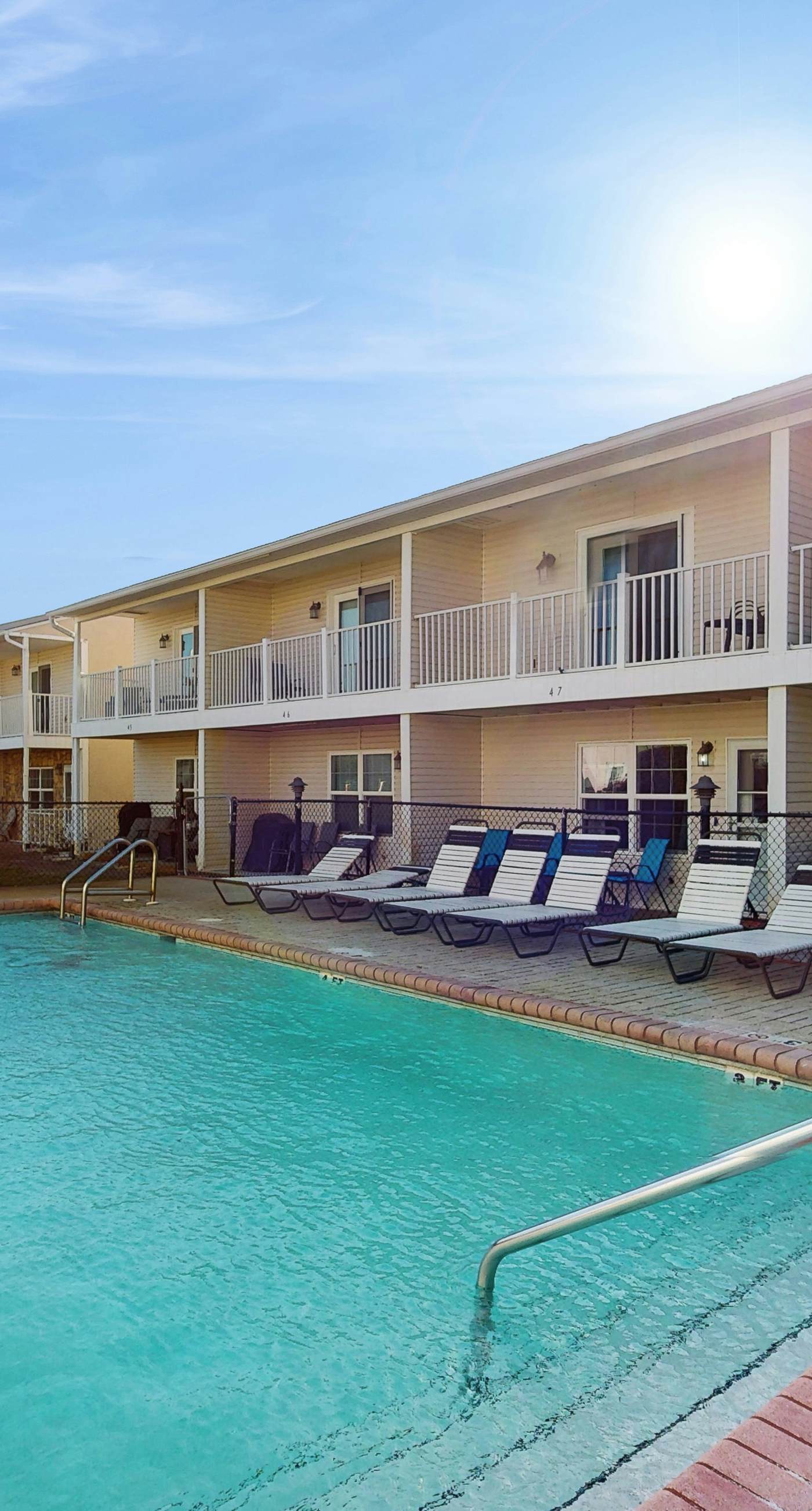 Comfy townhome with pool, patio, WiFi, & W/D - walkable location to the beach