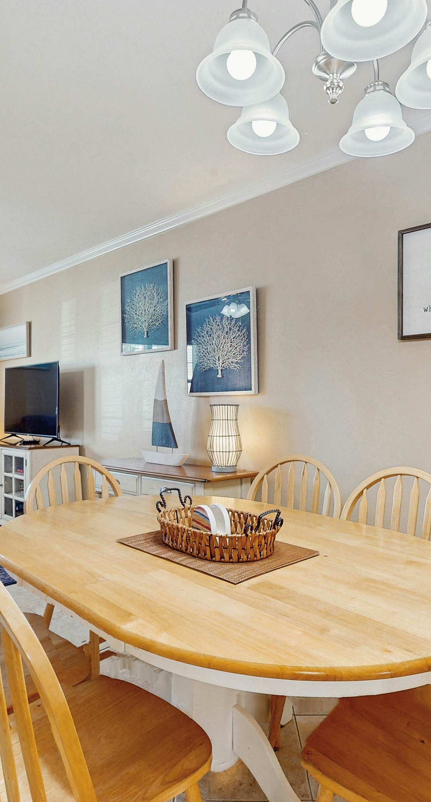 Comfy townhome with pool, patio, WiFi, & W/D - walkable location to the beach