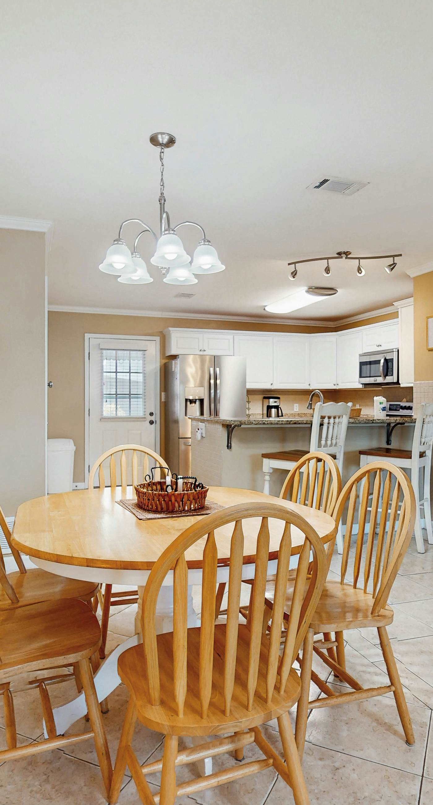 Comfy townhome with pool, patio, WiFi, & W/D - walkable location to the beach