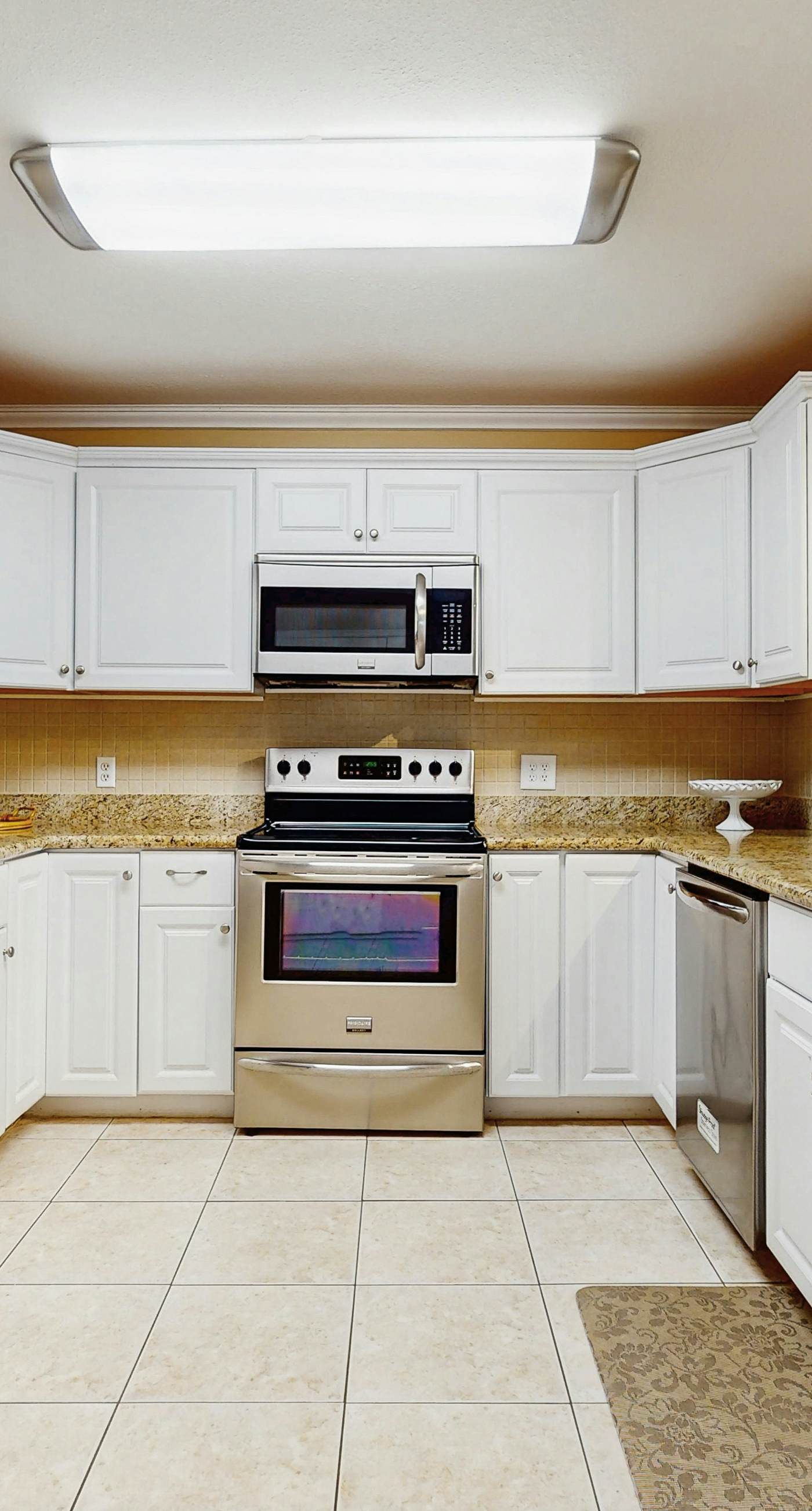 Comfy townhome with pool, patio, WiFi, & W/D - walkable location to the beach