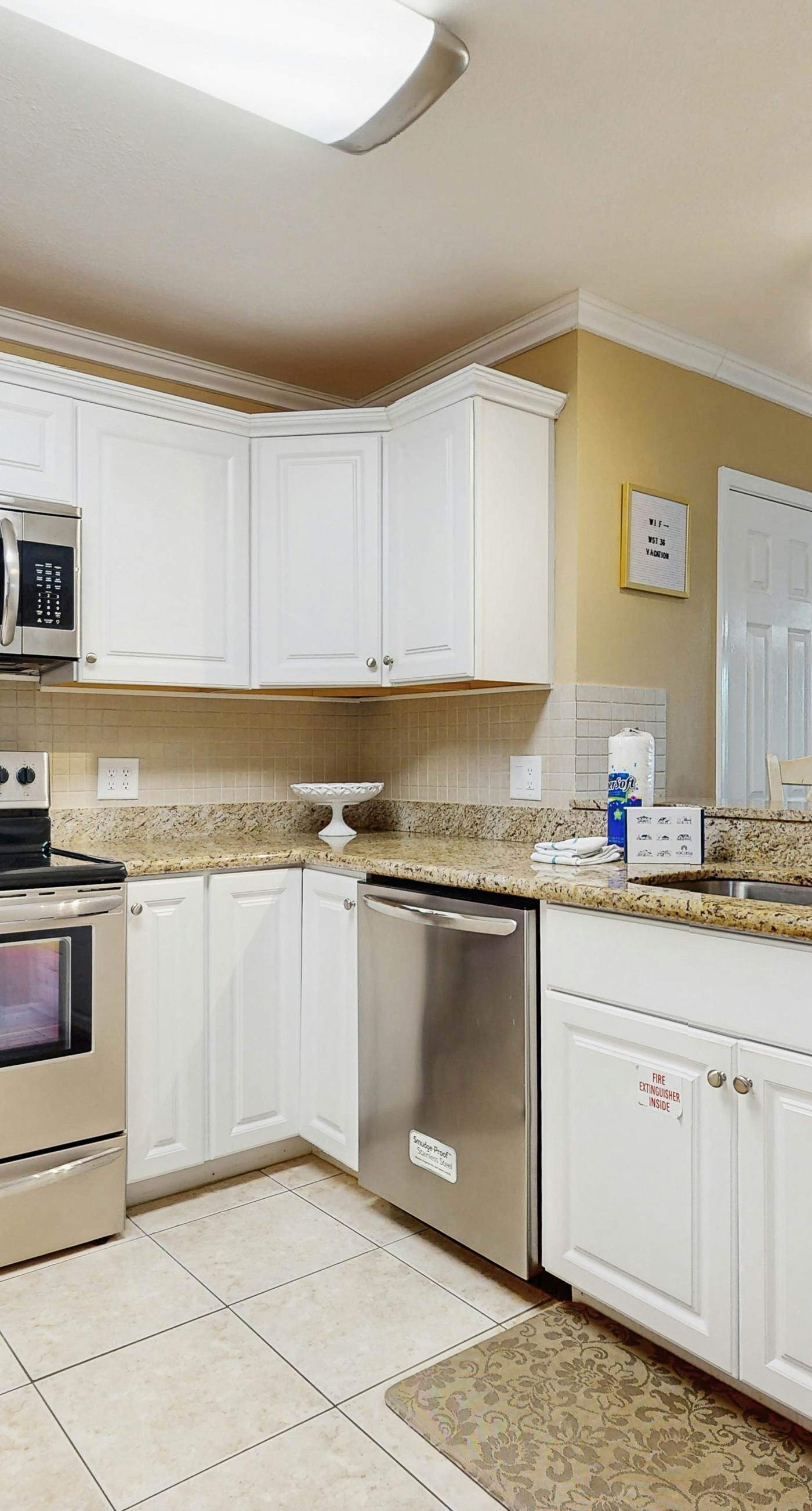 Comfy townhome with pool, patio, WiFi, & W/D - walkable location to the beach