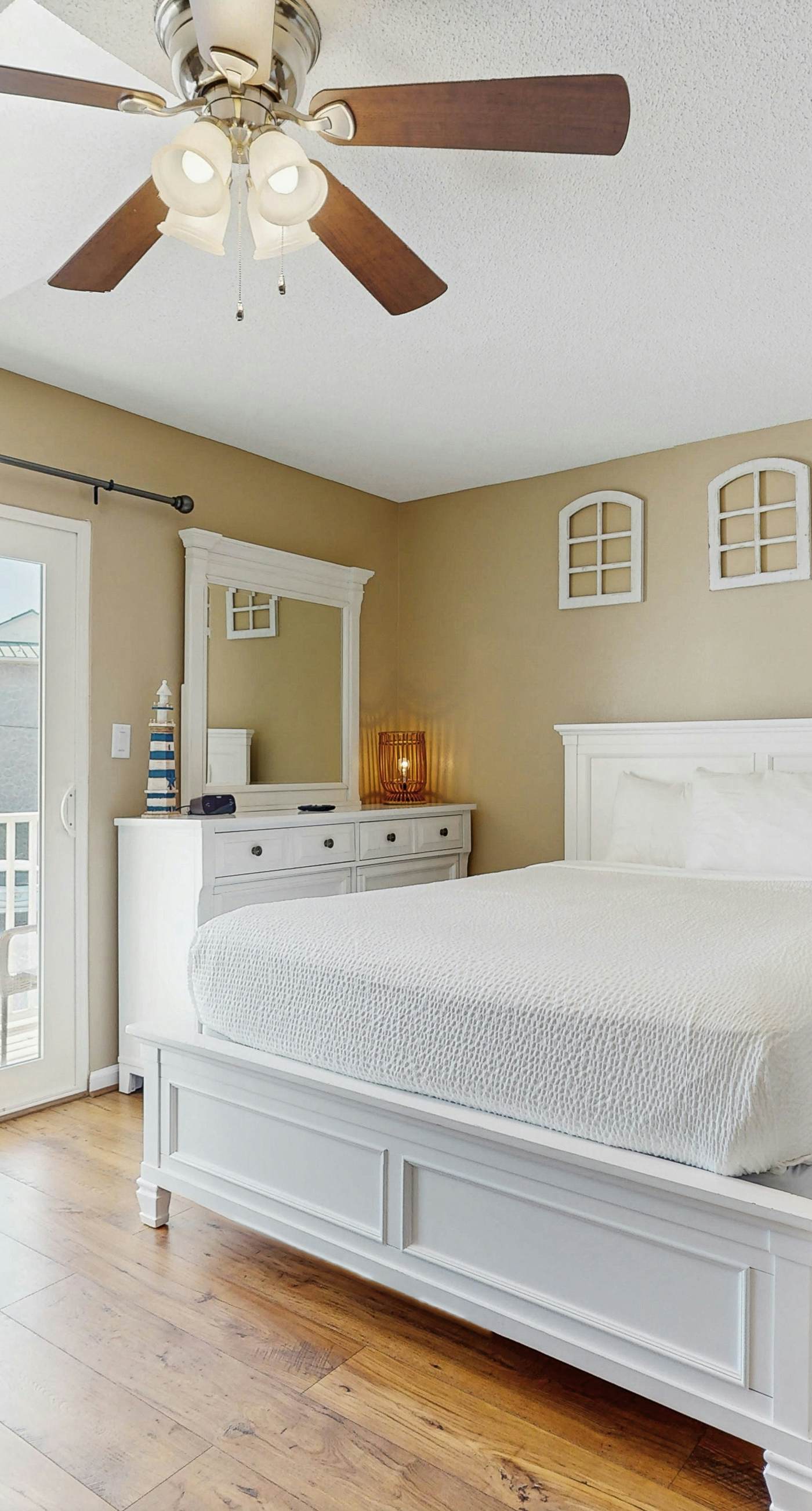 Comfy townhome with pool, patio, WiFi, & W/D - walkable location to the beach