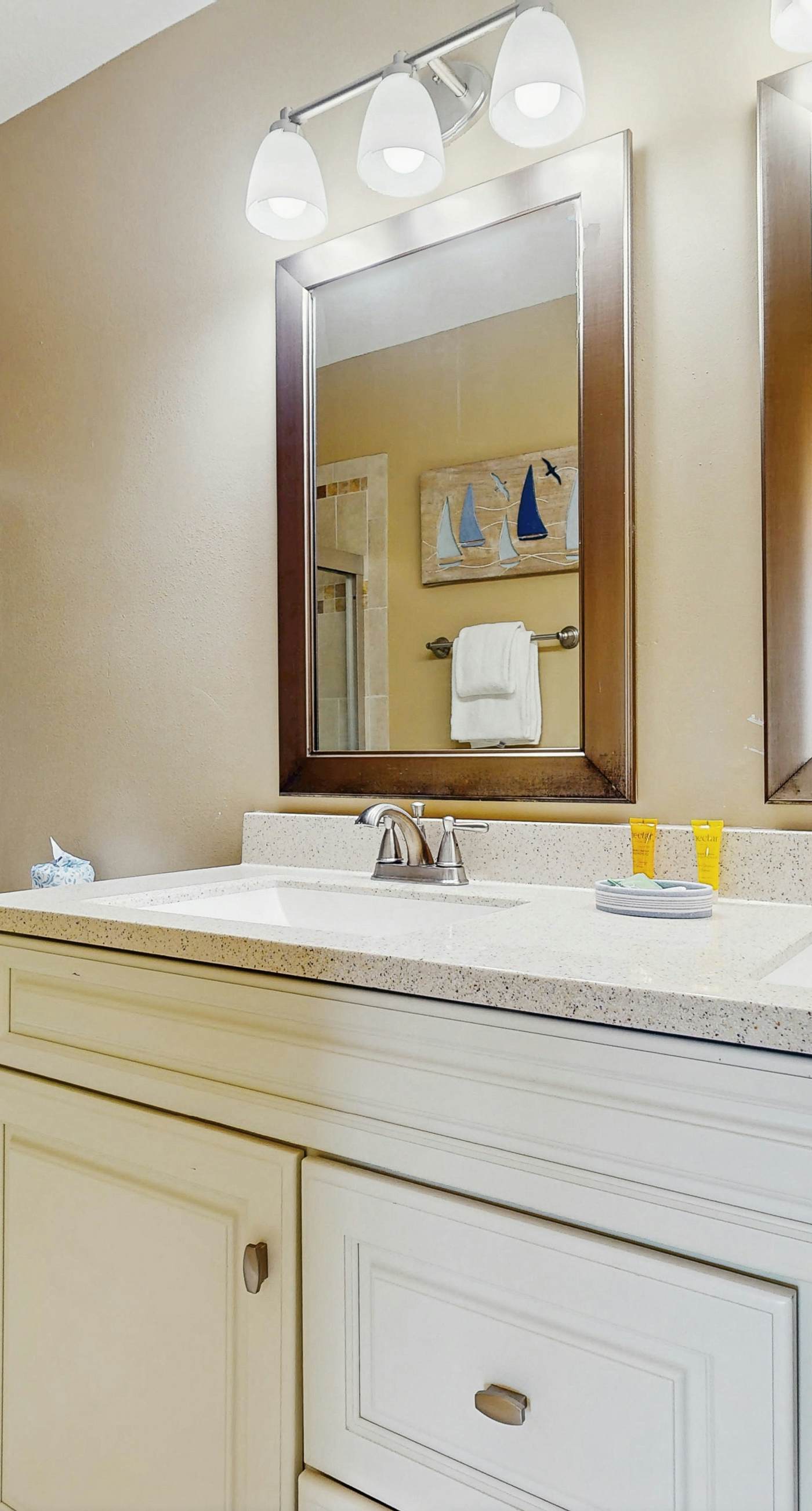 Comfy townhome with pool, patio, WiFi, & W/D - walkable location to the beach