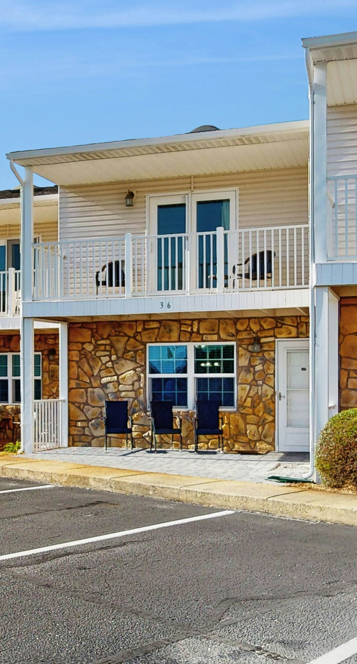Comfy townhome with pool, patio, WiFi, & W/D - walkable location to the beach
