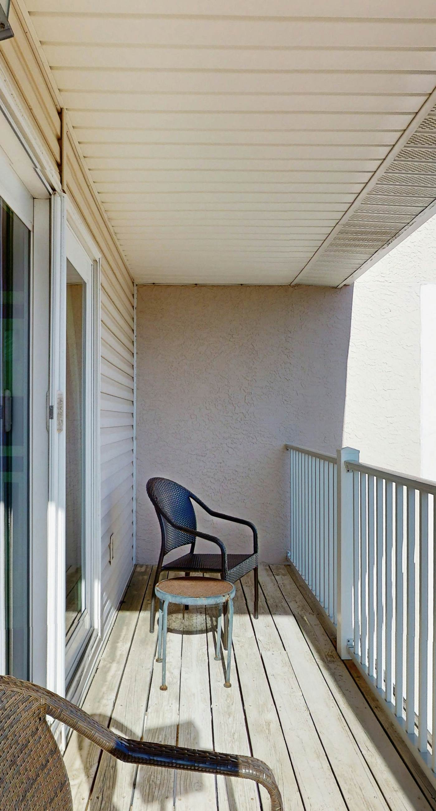 Comfy townhome with pool, patio, WiFi, & W/D - walkable location to the beach