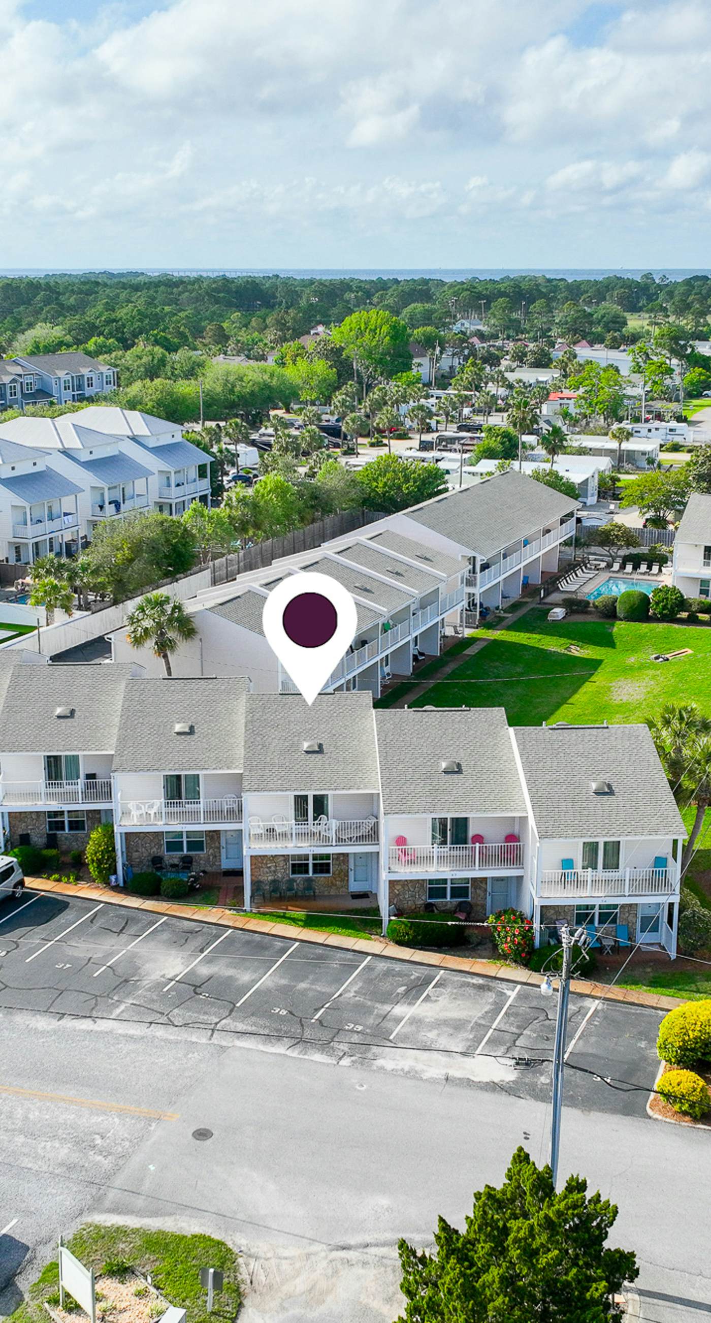 Comfy townhome with pool, patio, WiFi, & W/D - walkable location to the beach