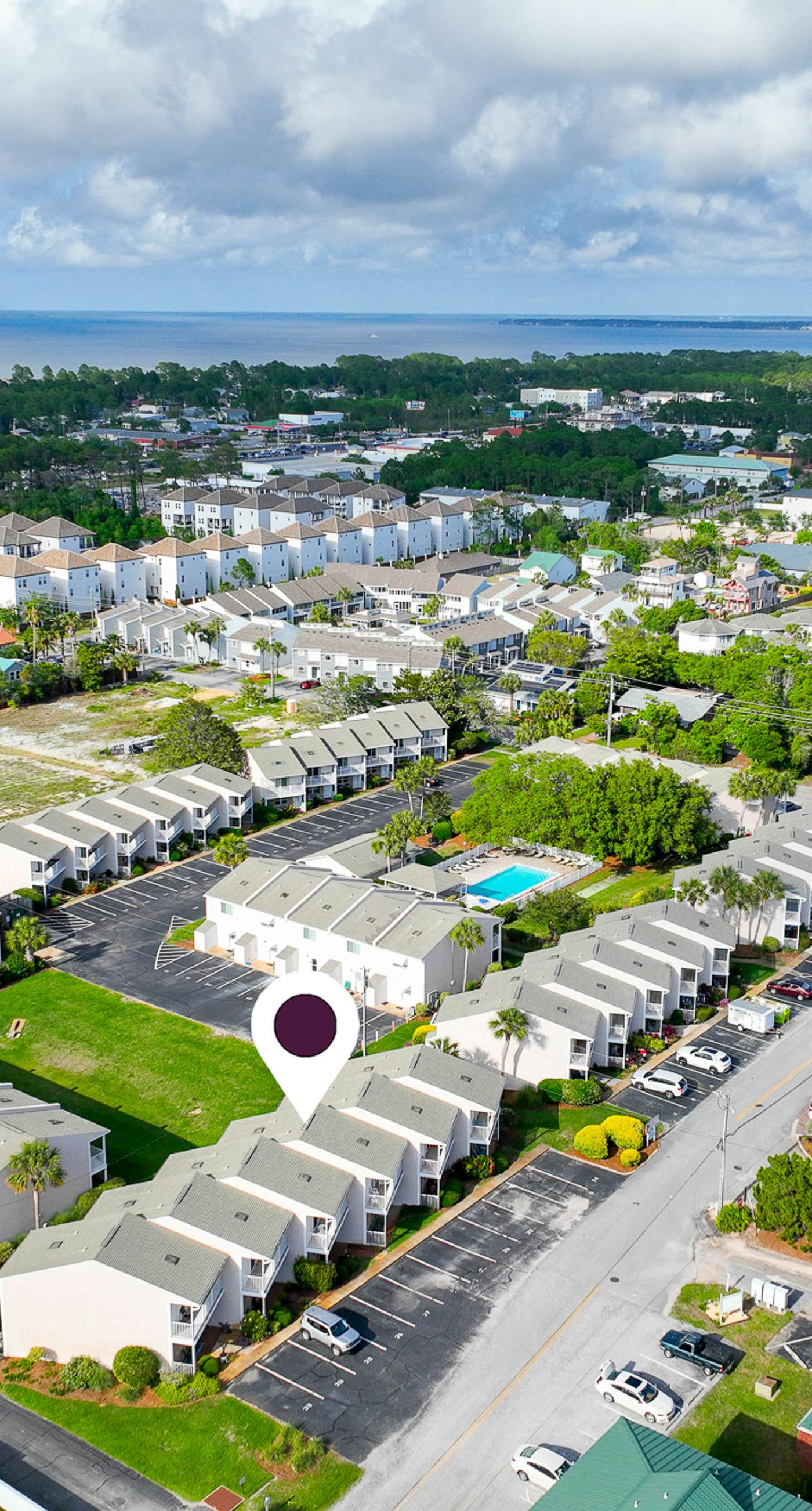 Comfy townhome with pool, patio, WiFi, & W/D - walkable location to the beach