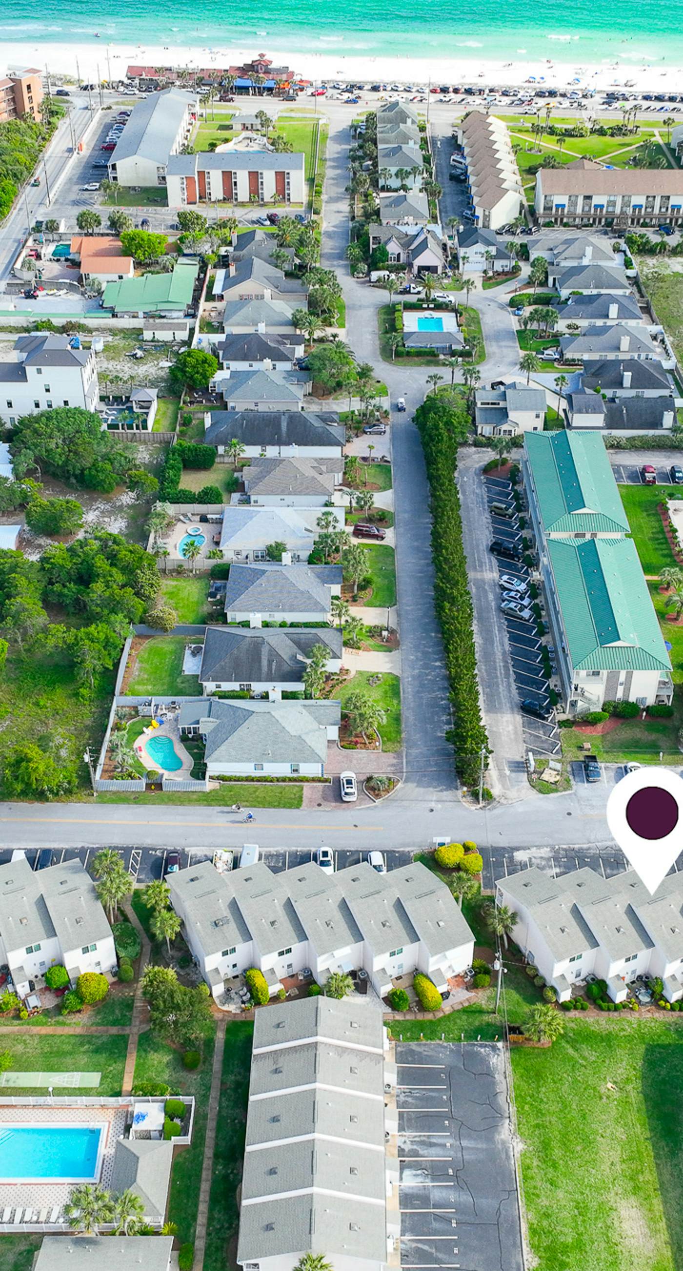 Comfy townhome with pool, patio, WiFi, & W/D - walkable location to the beach