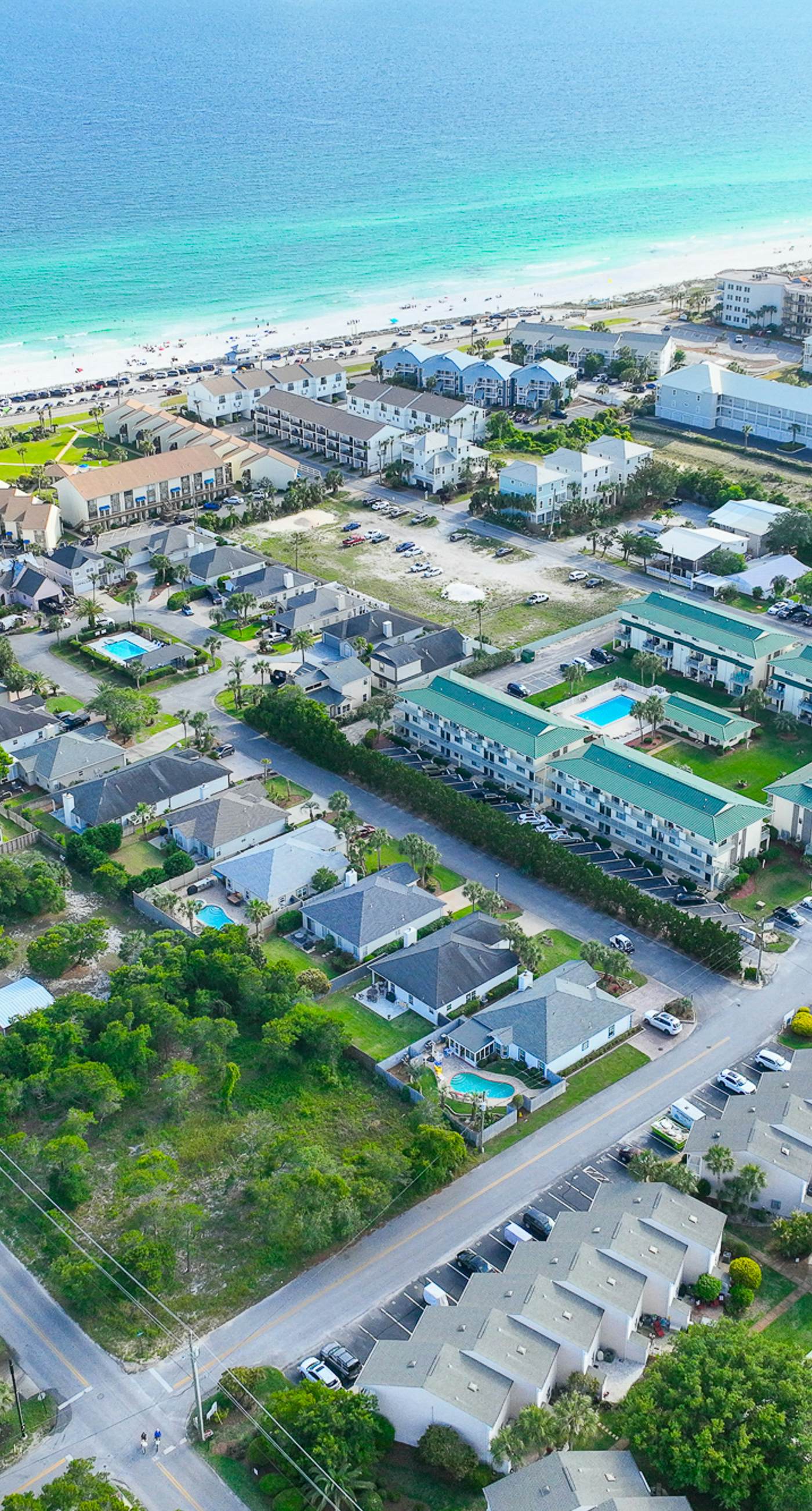 Comfy townhome with pool, patio, WiFi, & W/D - walkable location to the beach