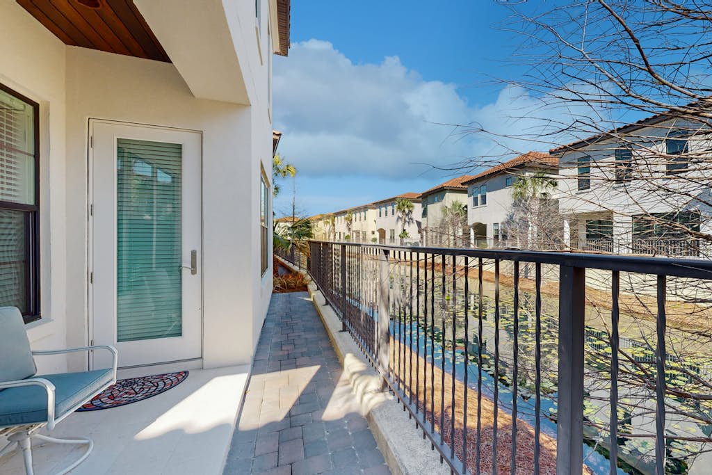 Beautiful home with community pool, golf cart & clubhouse