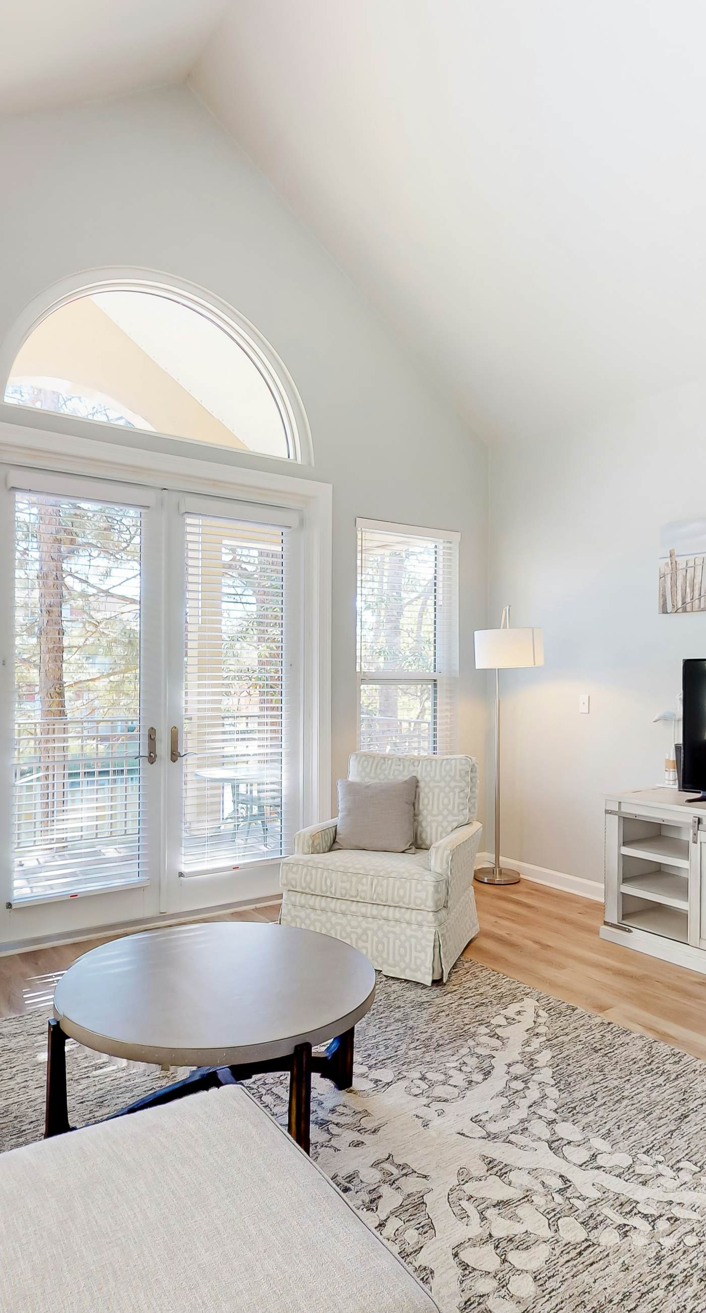 Delightful lakefront getaway with pools, golf on-site, tennis & golf cart