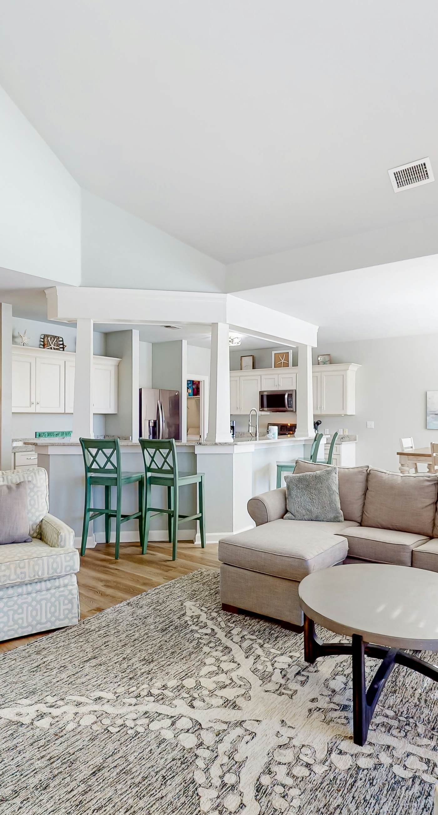 Delightful lakefront getaway with pools, golf on-site, tennis & golf cart