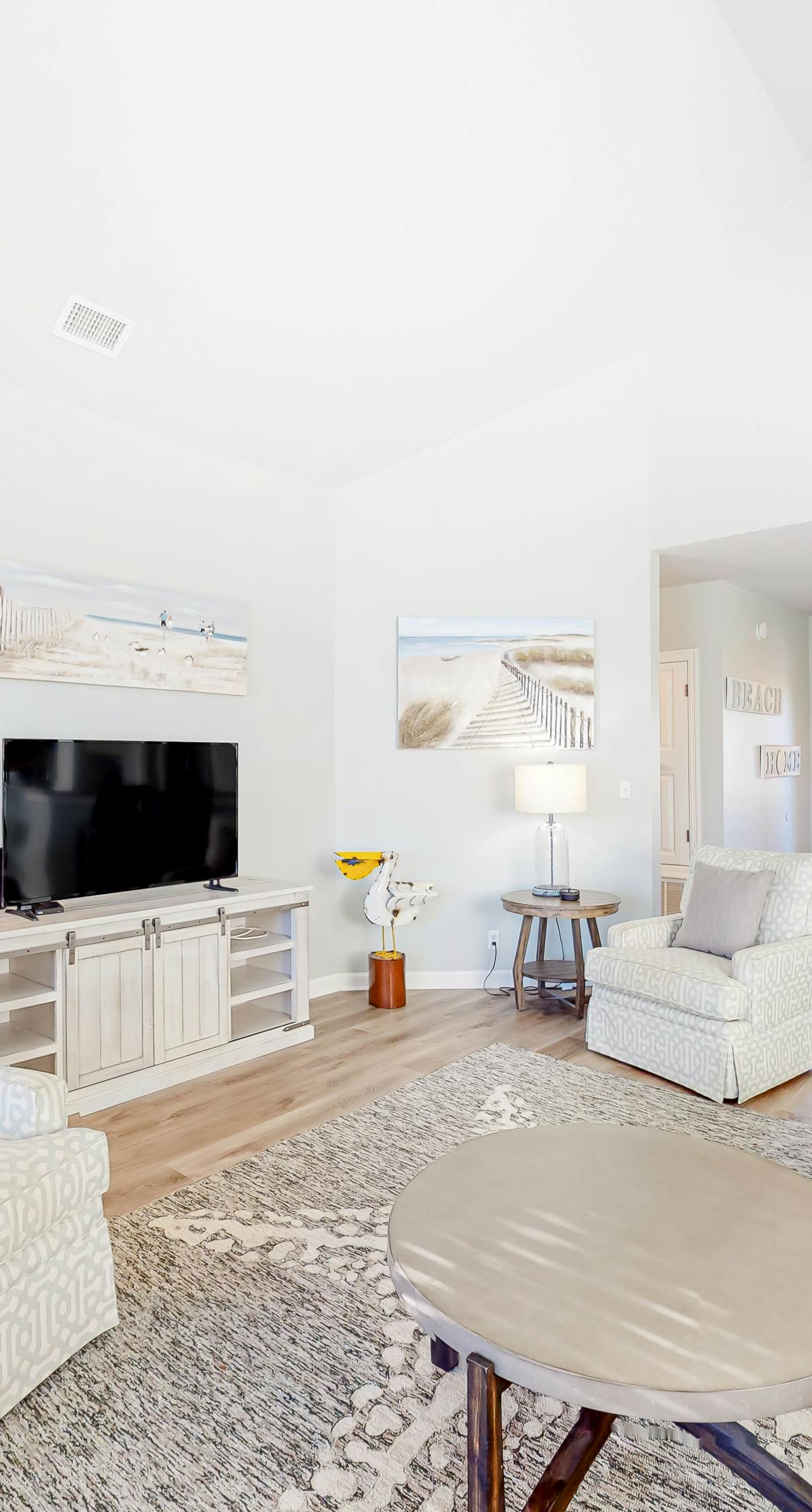 Delightful lakefront getaway with pools, golf on-site, tennis & golf cart