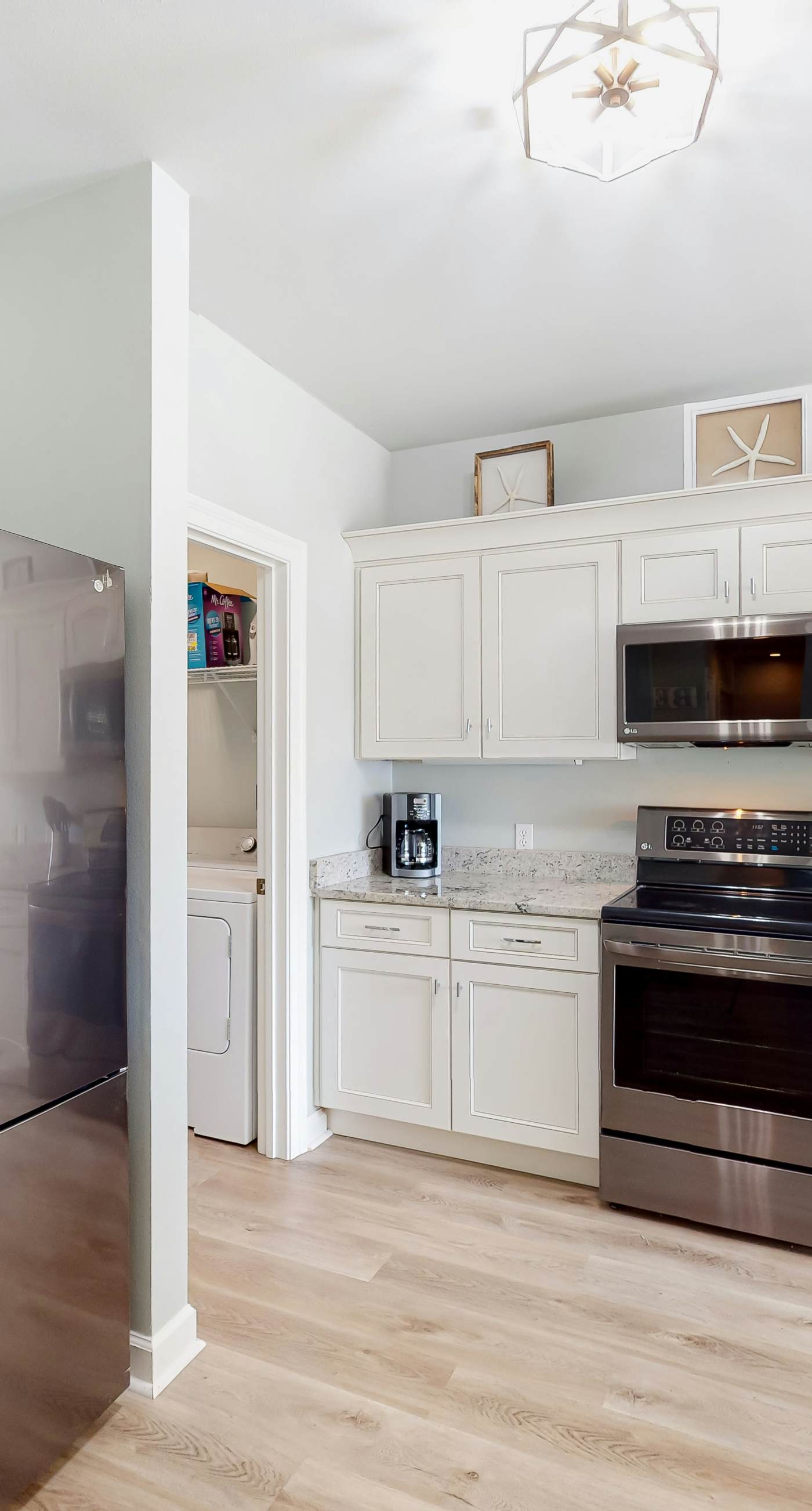 Delightful lakefront getaway with pools, golf on-site, tennis & golf cart